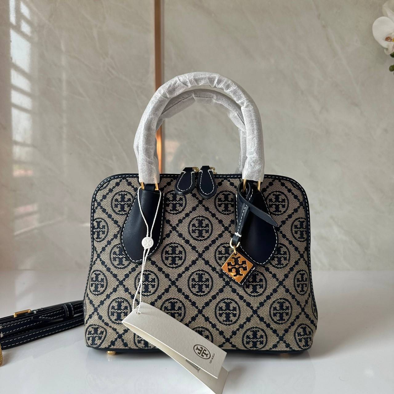 TORY BURCH MINI PEBBLED SWING BAG / Tory Mini Swing Bag in Pebbled Leather / T Monogram Jacquard Swing Bag กระเป๋าสะพาย คอลเลคชั่นใหม่ล่าสุดดีไซน์สุดคลาสสิก รูปทรงโดม