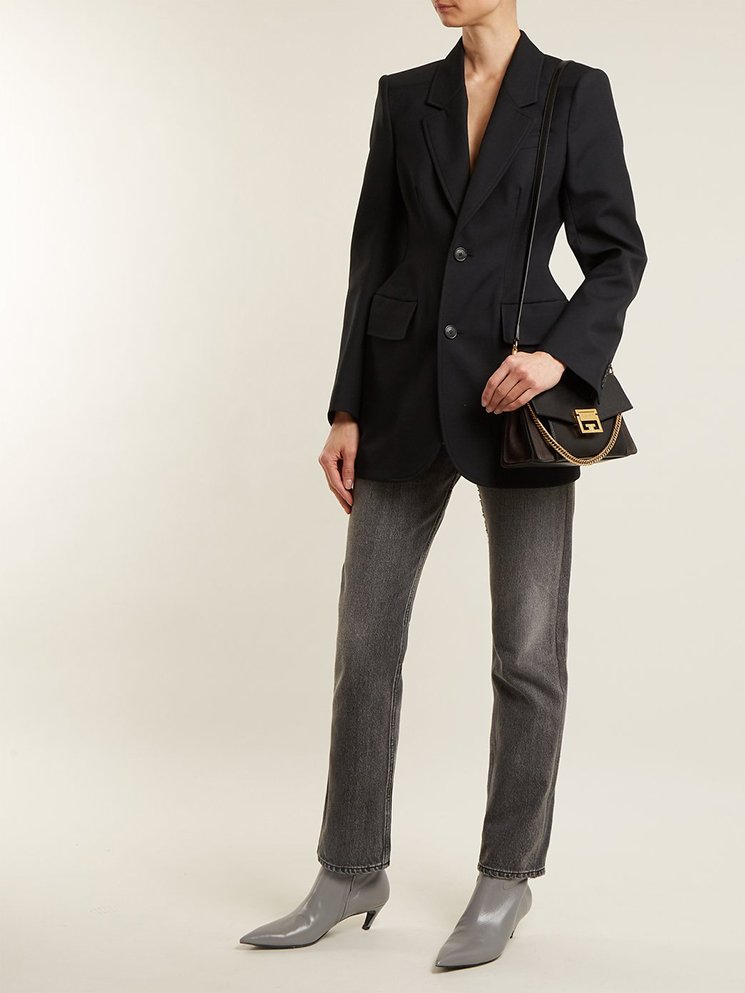 หนังแท้ Givenchy GV3 Bag 9” สวยหรู ดูเป็นคนมีเทสดีเลยค่าา ดีไซน์คือสวยมีคลาส มีระดับสุดๆ พร้อมสายโซ่อะไหล่ทอง ละมุนตามากค่าา รุ่นนี้ขายดีมาก ได้มาน้อยด้วยนะคะ สาวๆ รีบจับจอง อย่าคิดนาน ราคานี้กับคุณภาพถือว่าคับแก้วมั๊กมากกกก ไม่ซื้อทนไหว ^^