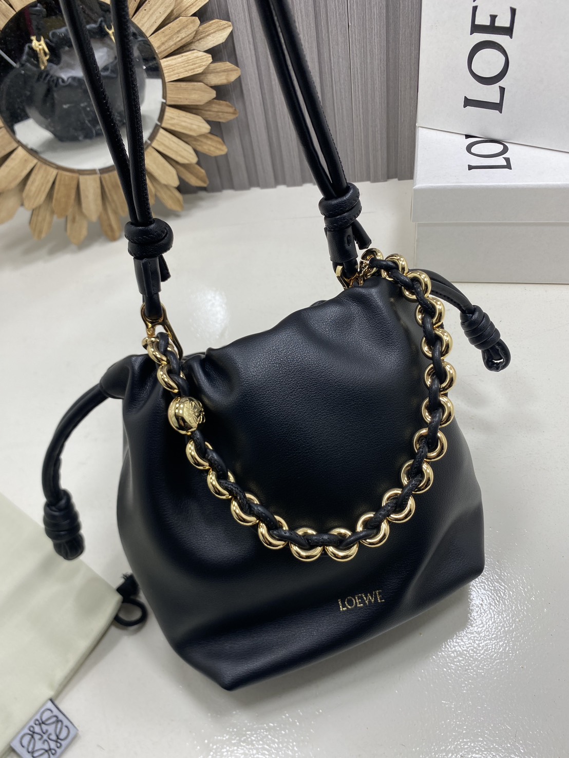 ORI หนังแท้ | LOEWE Mini Flamenco purse in mellow nappa leather / Loewe Bucket Bag กระเป๋าสะพายทรงบัคเก็ตไซส์มินิ หนังเรียบสวยหรู เรียบง่าย หนังแท้ผิวสัมผัสนุ่มมือ น้ำหนักเบาและนุ่มสบาย ดีไซน์จับจีบ เชือกผูกแบบปมโบราณ และสายโซ่รูปโดนัท