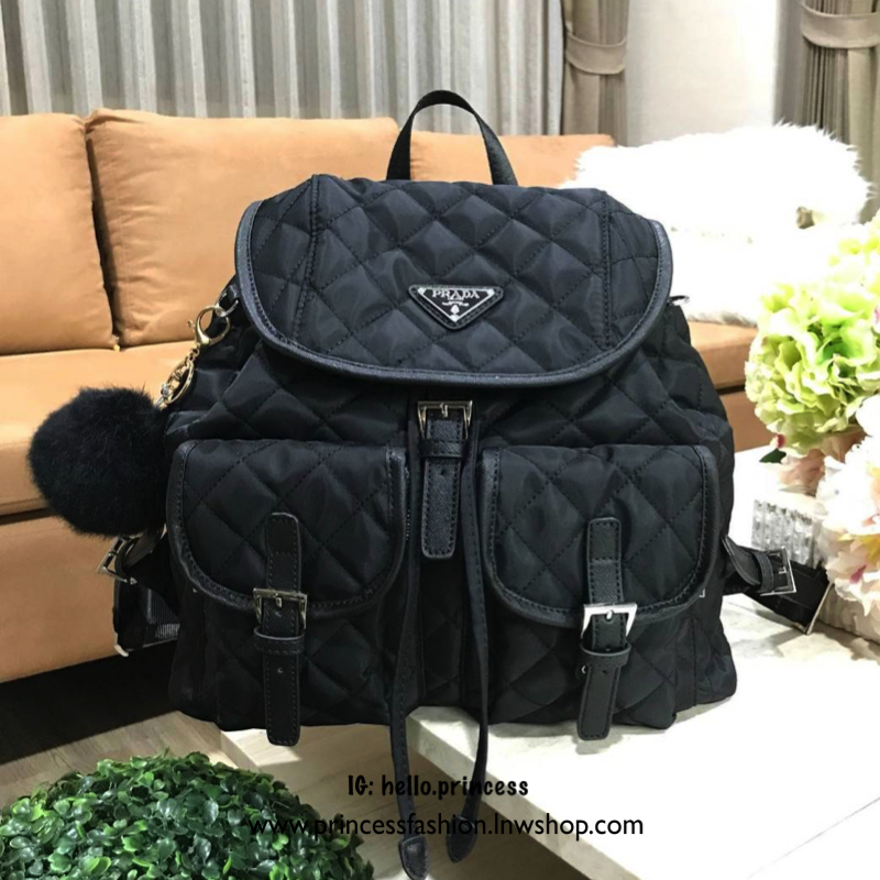 PRADA NYLON BACKPACK WITH POCKET กระเป๋าเป้ premiumbgift จากเคาน์เตอร์แบรน วัสดุ Nylon เนื้อหนา ลายตาราง คุณภาพดี ด้านหน้า มีโลโก้แบรนด์ อะไหล่เงิน มี Pocket หน้า 2 ช่อง หัวซิป และอะไหล่ปั๊มแบรนด์ พร้อมพวงกุญแจปอมสีดำ ถอดเเยกใช้ได้ค่ะ เปิดปิดด้วยฝาปิด Dra
