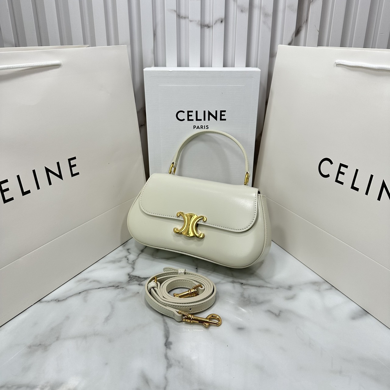 ORI หนังแท้ | CELINE TEEN CELINE LOLA IN shiny calfskin กระเป๋าสะพายทรงคลัช หนังเรียบผิวสัมผัสนุ่มลื่น คอลเลคชั่น Essentials เหนือกาลเวลาสำหรับผู้หญิงและผู้ชาย