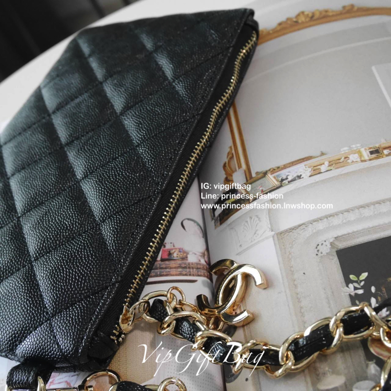 รุ่นใหม่ล่าสุด ที่สาวๆหลายคนรอคอย! *ใบเล็กน่ารัก *หนังคาเวียร์แน่น กับ CHANE VIP GIFT PURSE BAG กระเป๋าคล้องมือ ทรงสวย ขนาดกะทัดรัด จากงาน VIP GIFT รุานหายาก วัสดุหนังคาเวียร์สุดหรูเปิดปิดด้วยซิปอะไหล่ทอง ประดับโลโก้ ด้านในใส่กระเป๋าสตางค์สั้ร มือถือ ipho
