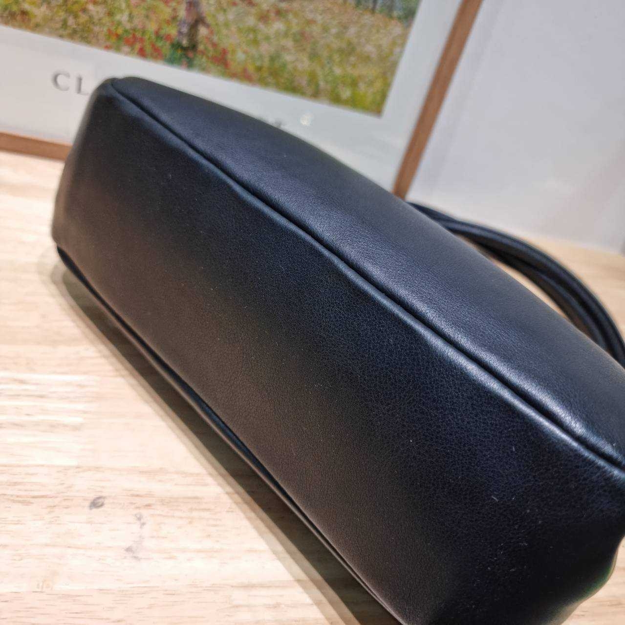 พร้อมส่ง 2 สี PRADA MEDIUM LEATHER HANDBAG กระเป๋าสะพายไหล่ดีไซน์เก๋และมาแรงมาก สาวๆหนุ่มๆติดแกลมต้องไม่พลาด สวยดูแพง