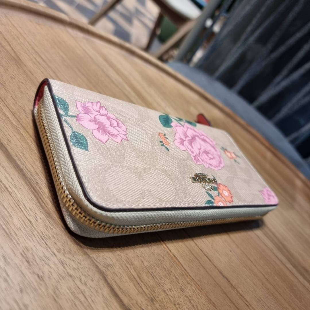 COACH ACCORDION ZIP WALLET IN SIGNATURE CANVAS WITH PRAIRIE ROSE / JUMBO FLORAL / CAMO ROSE FLORAL / MEDLEY BOUQUET PRINT ((F31572/F39189/F26290/F2859)) สวยคลาสสิคไม่มีใครเกิน!! กระเป๋าสตางค์ใบยาว ลวดลายสวย สีสันโดดเด่น วัสดุหนังแคนวาสเคลือบ เปิด-ปิดด้วยซ