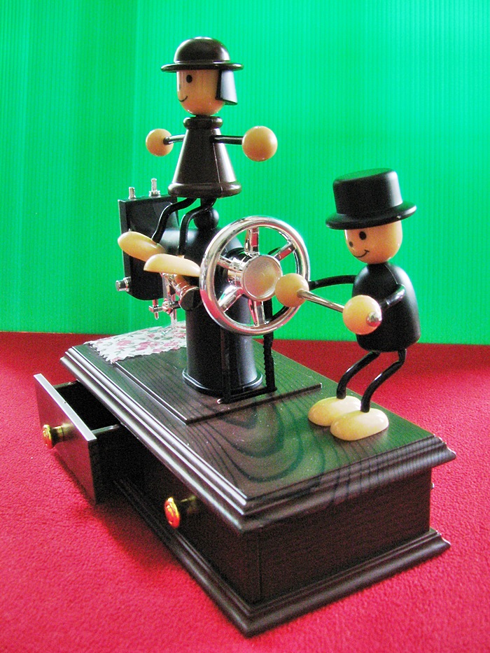 กล่องดนตรีตุ๊กตาน้อยหมุนจักรเย็บผ้าค่ะ