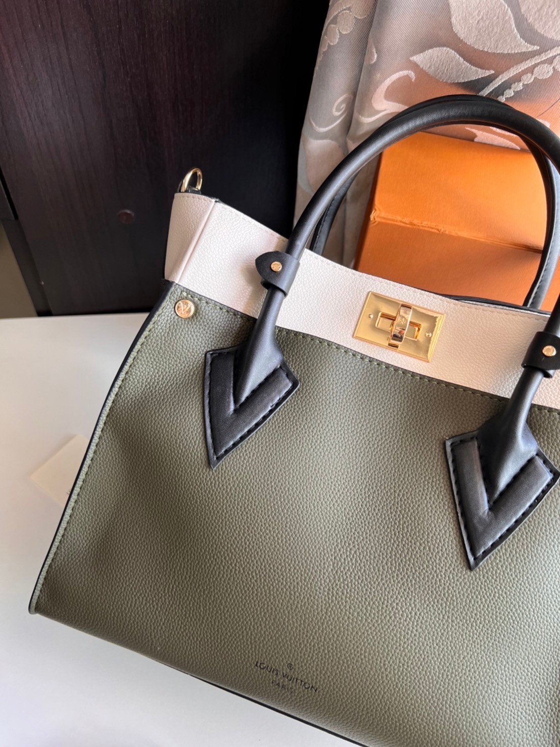 หนังแท้ LV On My Side PM กระเป๋าโท้ทขนาดกะทัดรัดที่ผลิตจากหนังลูกวัวเนื้อนุ่ม เกรดออริจินอล ภาพสินค้าถ่ายจากงานขายจริง ใช้งานต่างประเทศได้