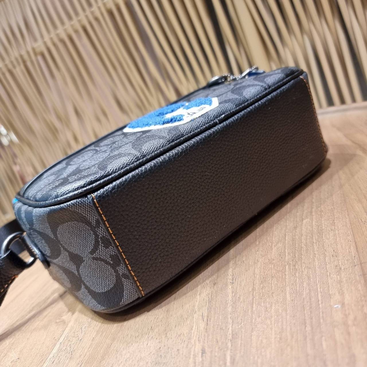 COACH C4027 COACH x PEANUTS GRAHAM CROSSBODY IN SIGNATURE CANVAS WITH SNOOPY จัดให้อีกไอเท็มจ้า สำหรับสาวกสนูปพีโดยเฉพาะ กระเป๋าครอสบอดี้ทรงยอดฮิต รุ่นนี้สามารถใช้ยูนิเซ็กส์ได้เลย สาวๆหนุ่มๆได้หมดไม่เกี่ยง!! รูปทรงดีไซน์คลาสสิค โดดเด่นด้วยตัว C ตกแต่งตัวใ