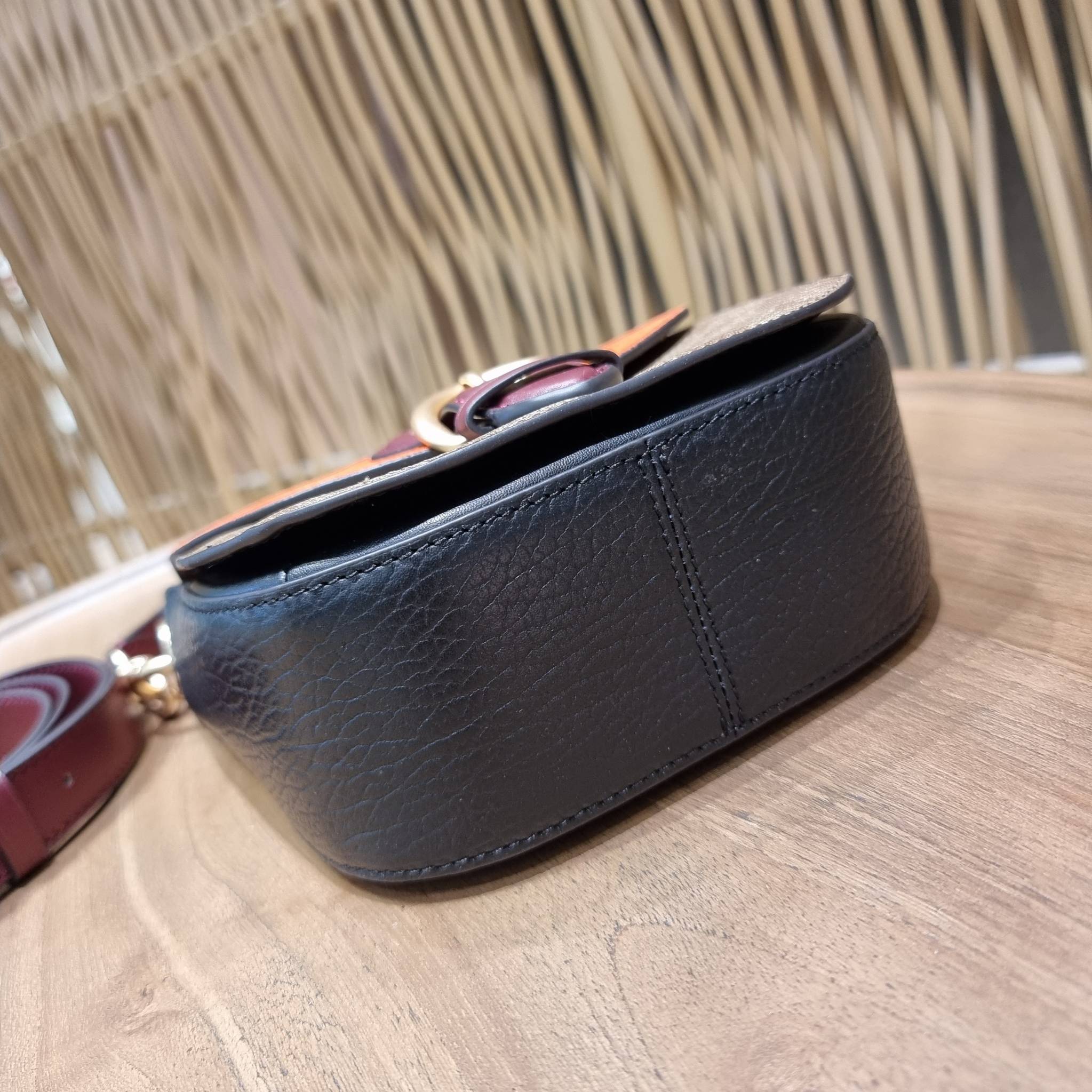 COACH C5691 KLEO SHOULDER BAG 17 IN SIGNATURE CANVAS ใหม่สุด!! สวยหรูไม่มีใครเกิน!! กระเป๋าสะพายสวยครบสูตร แค่เห็นก็ปิ๊ง!!วัสดุหนังแคนวาสสลับหนังแท้ ลงตัวที่หนึ่ง เปิด-ปิดด้วยสายคาดแม่เหล็กในตัว โดดเด่นมากๆ ภายในเป็นช่องโล่ง มีสายสะพายมาให้ถึง 2 แบบ สายคล