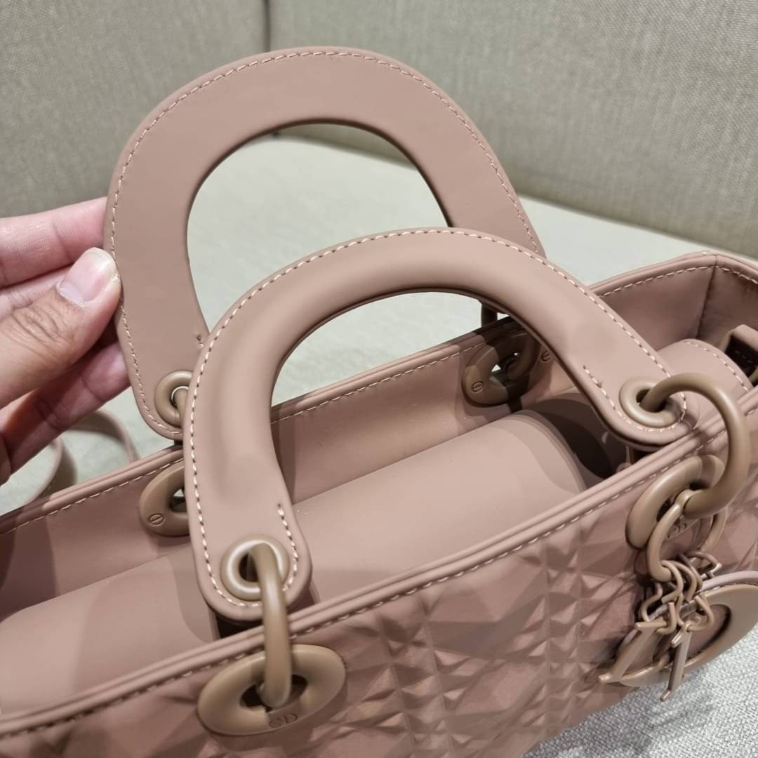 DIOR LADY D-JOY BAG Cannage Calfskin with Diamond Motif / CD LADY D-JOY BAG ดีไซน์ใหม่ อัพเลเวลความหรู กับกระเป๋าสะพายข้างที่รอบนี้ดีไซน์รูปทรงโฉมใหม่ ใช้งานง่ายขึ้น