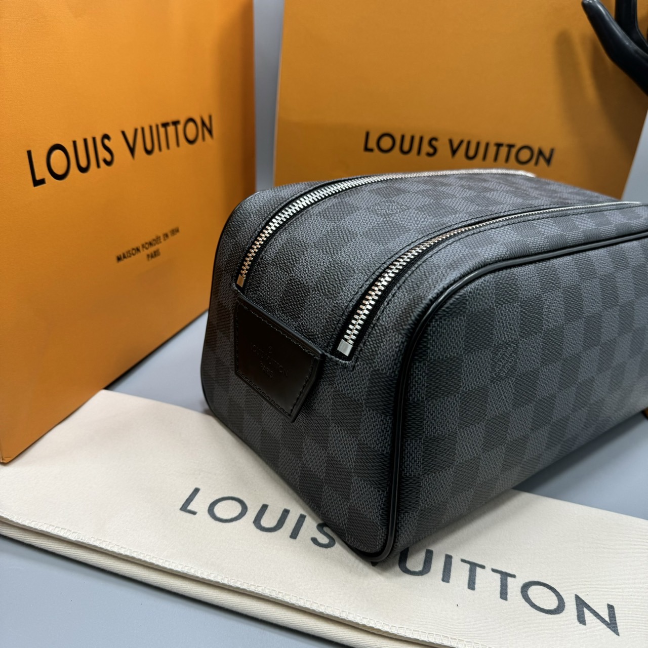 LV Clutch LV Dopp Kit Toilet Pouch Monogram / Damier Graphite Canvas กระเป๋าถือทรงพอชหรือคลัช เกรดออริ ท็อป 1:1 เกรดดีสุด แคนวาสแท้สวย ใช้งานต่างประเทศได้