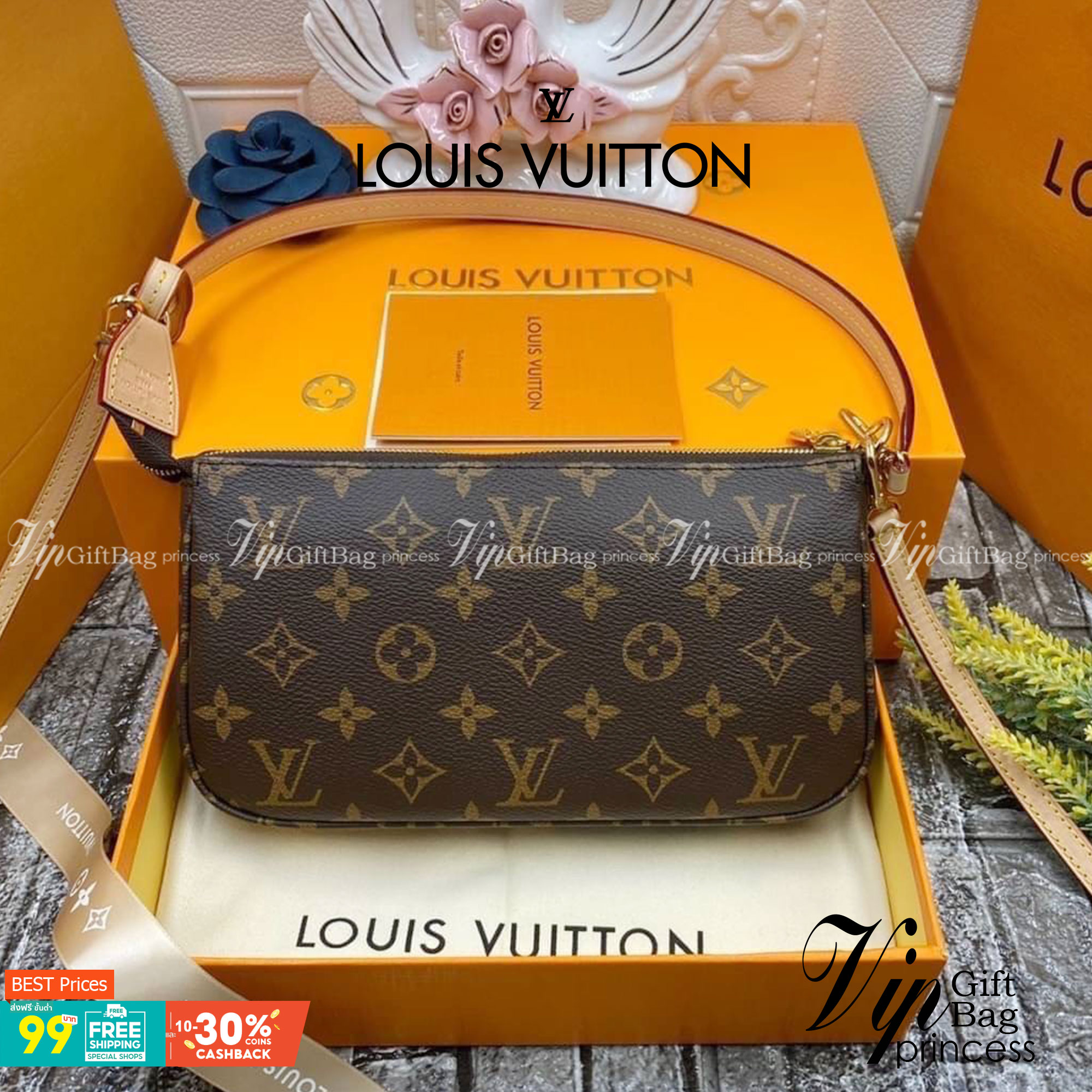 หนังแท้ LOUIS VUITTON POCHETTE น้องน่ารักน่าใช้มากๆ กระเป๋าหิ้ว//คล้องไหล่//สะพายข้าง//หรือถือแบบคลัท ชิลๆได้เลยค่า หนังแกะแท้นิ่มสวย เปิดปิดกระเป๋าแบบซิป ภายในสามารถใส่กระเป๋าเงินใบกลางได้; มือถือได้;พาสปอร์ตได้;ของจำเป็นจุกจิกสาวๆได้เยอะเลยนะคะ;พร้อมช่อ