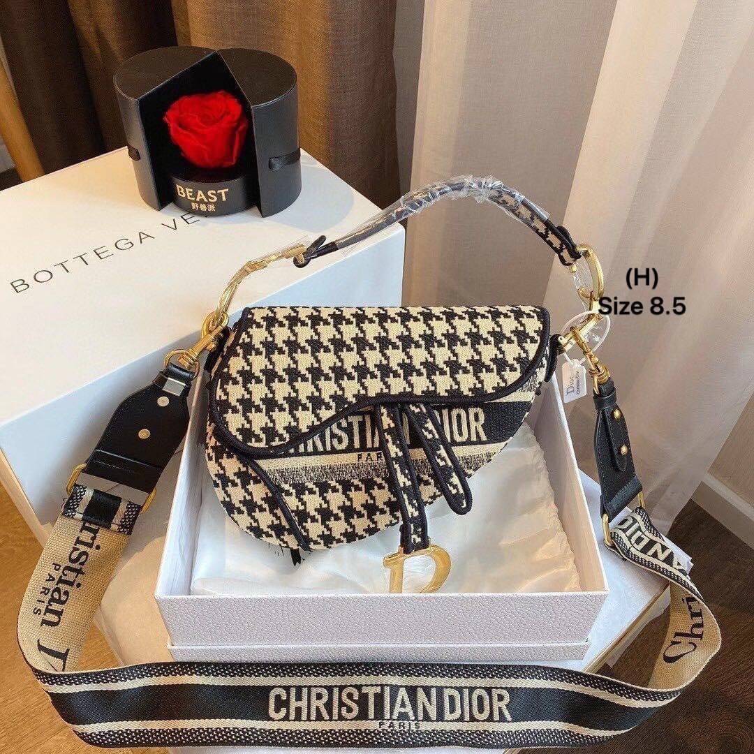 DIOR SADDLE BAG กระเป๋าสะพายดิออร์ รุ่นยอดนิยมตามแบบฉบับแบรนด์ ใช้งานได้ 2 แบบ สะพายยาว CROSSBODY และสายสั้นถือได้เก๋ๆ ลุคนี้คูลสุดๆ เลยค่าา ภาพถ่ายจากสินค้าจริง! สวยมาก พร้อมส่งที่ไทยราคาสุดคุ้ม สาวๆ ห้ามพลาดค่ะ!