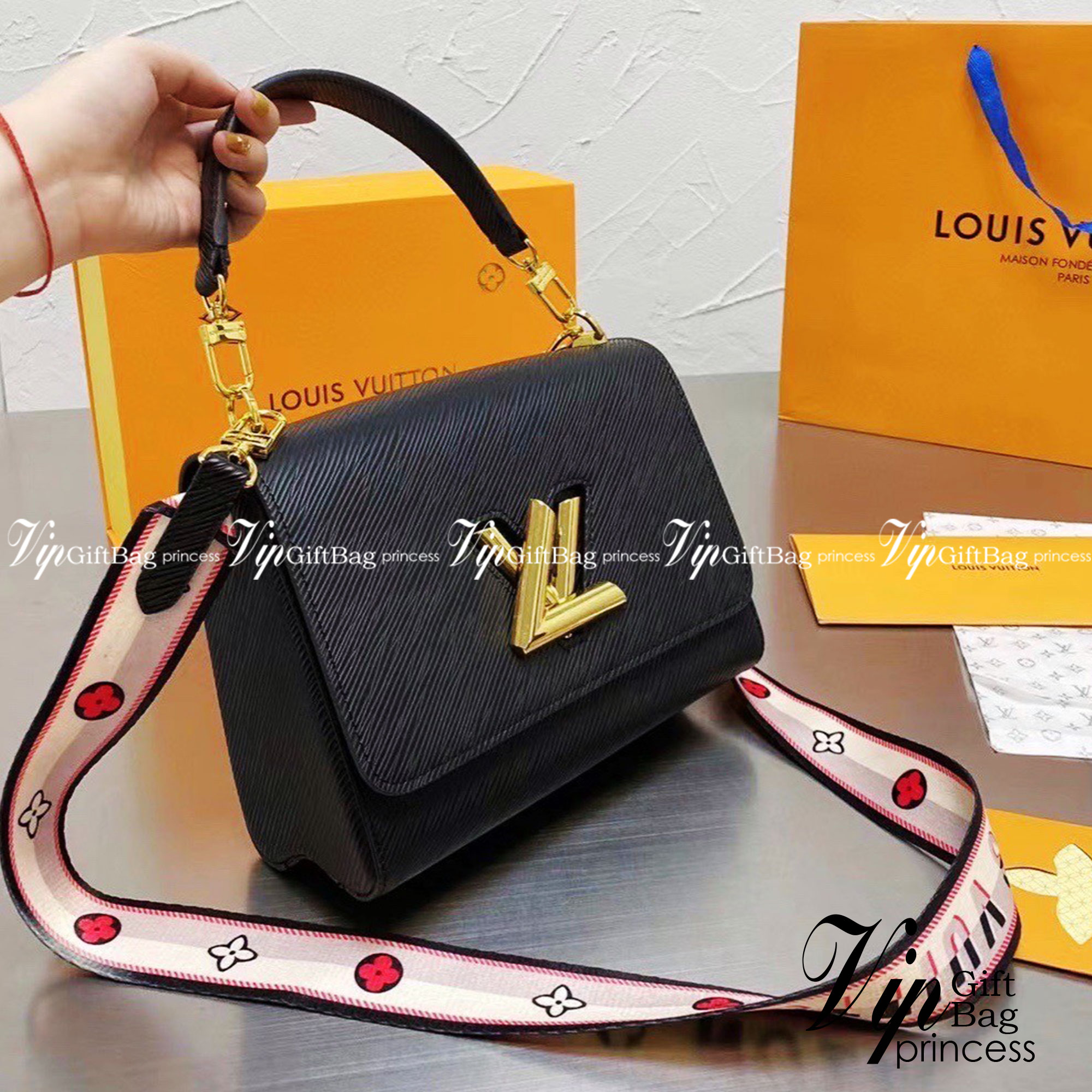 LOUIS VUITTON Twist Shoulder Bag MM / LV Twist MM ที่สุดของความสวยคลาสสิคย้อนยุค กระเป๋าสะพายที่มีลูกเล่น เพิ่มดีเทลให้น่าใช้งาน ด้วยสายสะพายแบบสปอร์ต ที่ปรับเปลี่ยนใช้ได้หลากหลาย วัสดุหนัง epi สวยคม ทนทาน ลวดลายเส้นไม้ แบบไม่มีใครซ้ำ เลิศๆไปอีกกับโลโก้สี