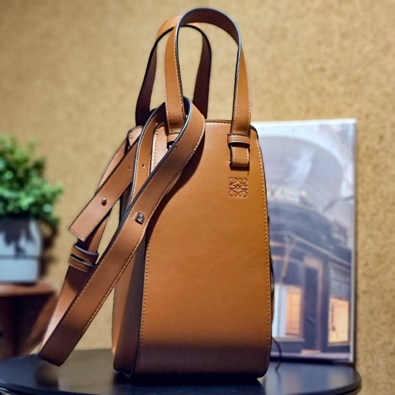 พรีเมี่ยมกิ๊ฟแท้ 100% 】LOEWE SMALL HAMMOCK BAG IN CLASSIC ไอเท็มยอดนิยม ที่ใครๆก็ใช้กัน!! กระเป๋าสะพายดีไซน์สุดแซ่บ ที่สามารถปรับเปลี่ยนรูปทรงได้หลากหลาย มีลูกเล่นทำให้ใช้ได้ไม่มีเบื่อ