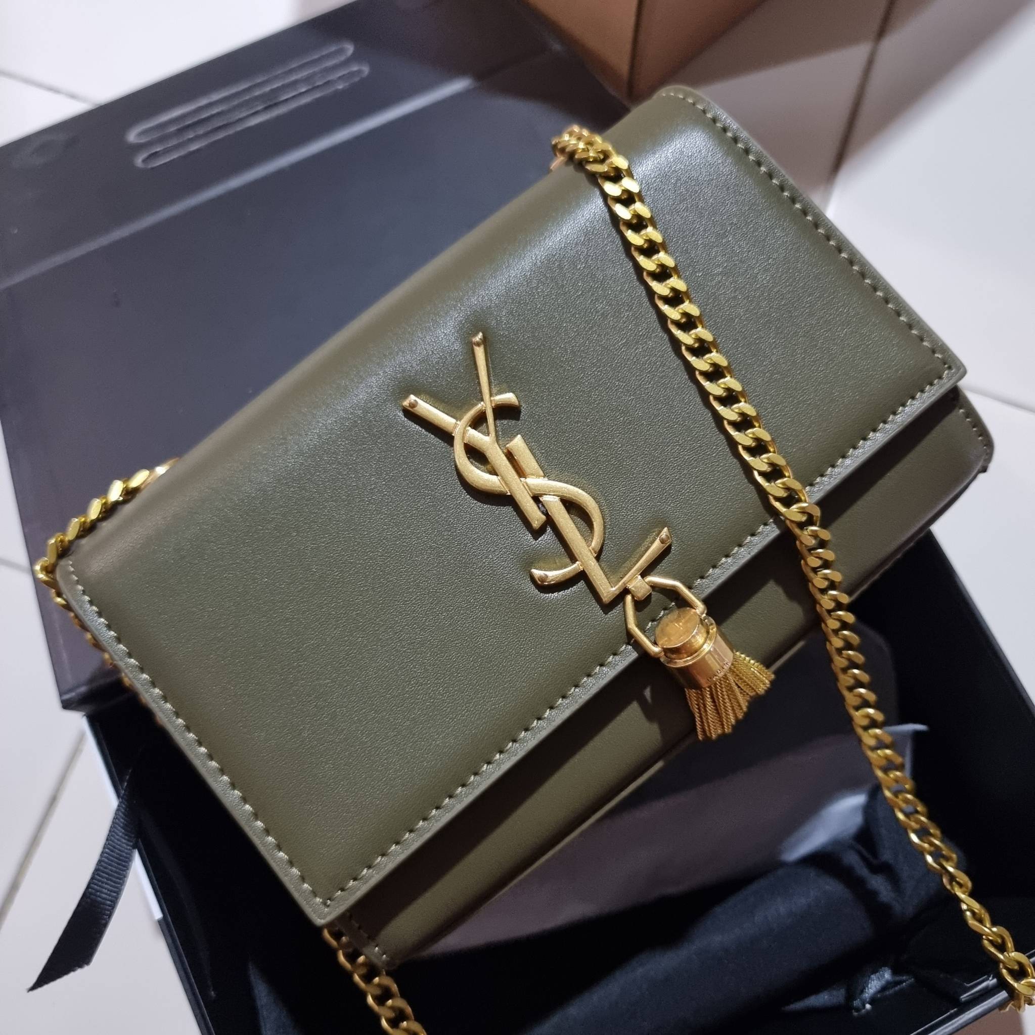 Yves Saint laurent small kate bag สุดหรู ทรง woc ที่แสนจะฮอตปรอทแตก ดีไซน์เรียบ แต่แอบมีดีเทลความหรูที่พู่ห้อยสีทองโดดเด่น เพิ่มความแพงอีกหนึ่ง วัสดุหนังแท้สัมผัสดีงาม ใช้งานง่ายเพียงแค่เปิด-ปิดด้วยกระดุมแม่เหล็ก ภายในเป็นช่องโล่ง มีช่องใส่บัตร ใส่มือถือ 