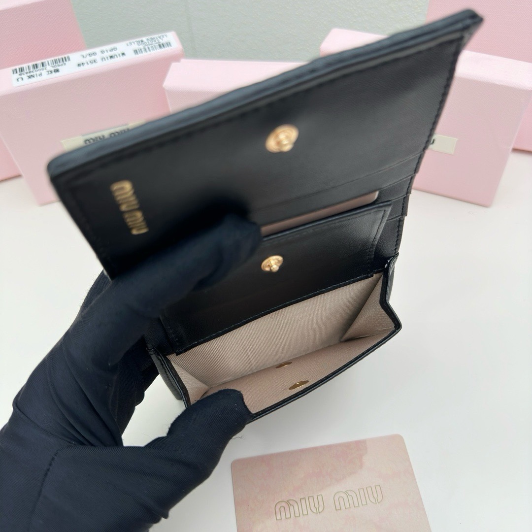 Miu Miu Small matelassé nappa leather wallet กระเป๋าสตางค์หนังแนปป้า ตกแต่งโลโก้หรูหราเป็นเอกลักษณ์