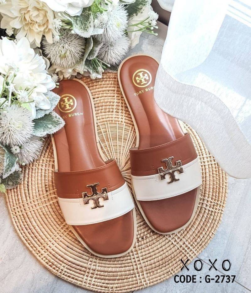 Tory Burch Sandels 2 Tone แตะสวม งานแบรนด์ วัสดุหนัง PU ตัดสี 2 tone ด้านหน้าว่างอะไหล่โลโก้แบรนด์ อย่างดี สีทอง เงาสวย โดดเด่น เรียบ หรู ดูแพงเกินราคา แมทส์ชุดง่าย น้ำหนักเบา
