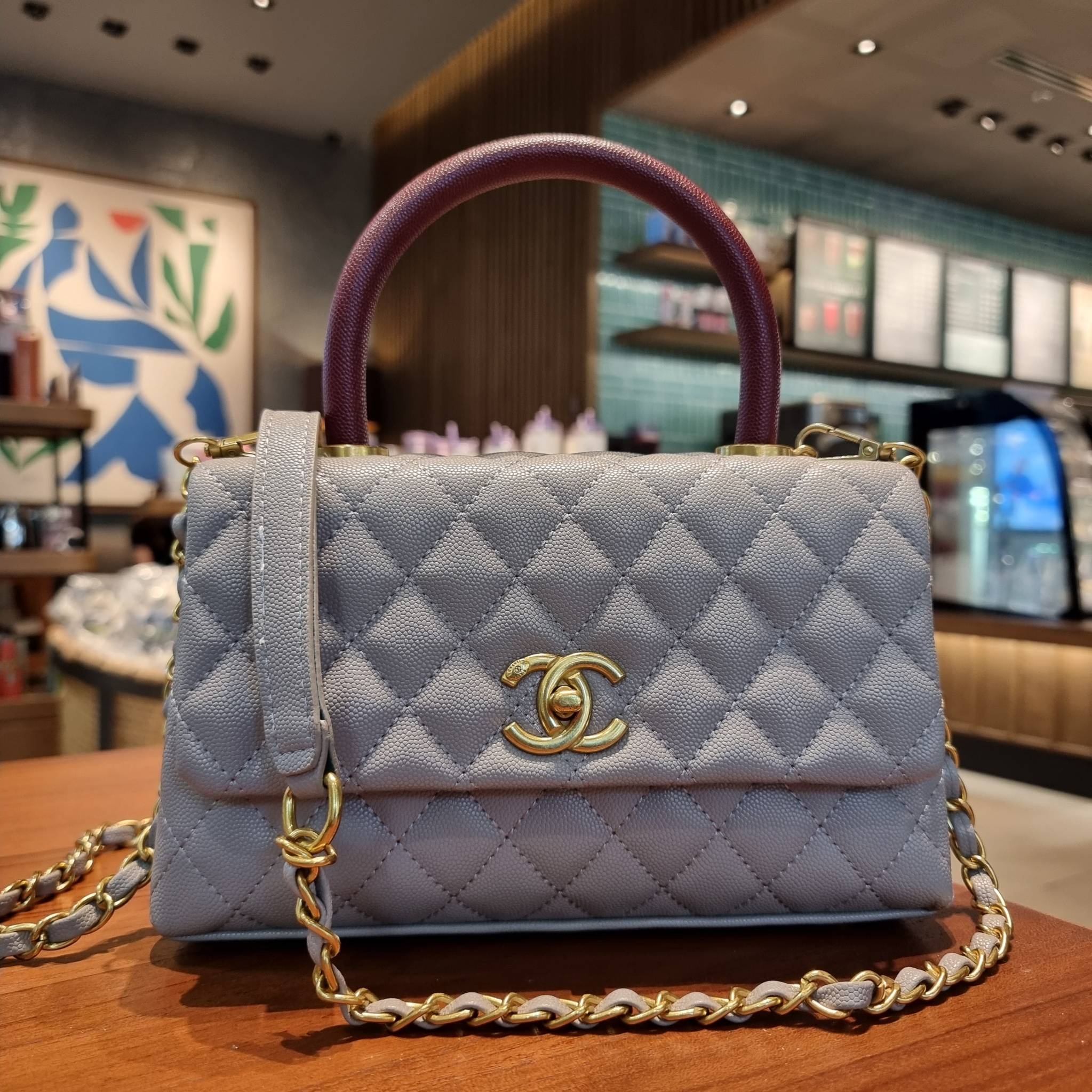 VIP 】รุ่นยอดฮิตตลอดกาล ไซส์กำลังสวย!! จากแบรนด์ Chanel กระเป๋าถือ/สะพาย หนังลายคาเวียร์ โลโก้เด่นชัด เปิด-ปิดกระเป๋าด้วยตัวบิดล็อค อะไหล่สีทองหรู ทรงสวยผู้ดี ภายในกระเป๋ามีช่องโล่งกว้างจุของได้พอสมควร มีช่องซิปแบ่งสัดส่วน ด้านหลังมีช่องเก็บของจุกจิกอีก 1 