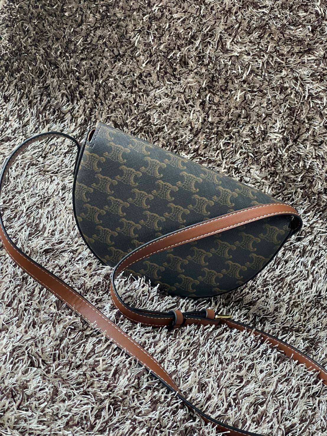 CELINE BESACE CUIR TRIOMPHE IN SMOOTH กระเป๋ารุ่นนี้นำเสนอในรูปทรงฮาล์ฟมูนที่ตอนนี้กำลังงมาแรง เปิดด้วยกระดุมแป๊กเพื่อเผยให้เห็นช่องภายในที่กว้างขวางและกระเป๋าด้านในแบบแบน คุณสมบัติที่โดดเด่นอีกอย่างของกระเป๋าอยู่ที่โลโก้ขนาดใหญ่ รูปทรงสะดุดตา สามารถสะพาย