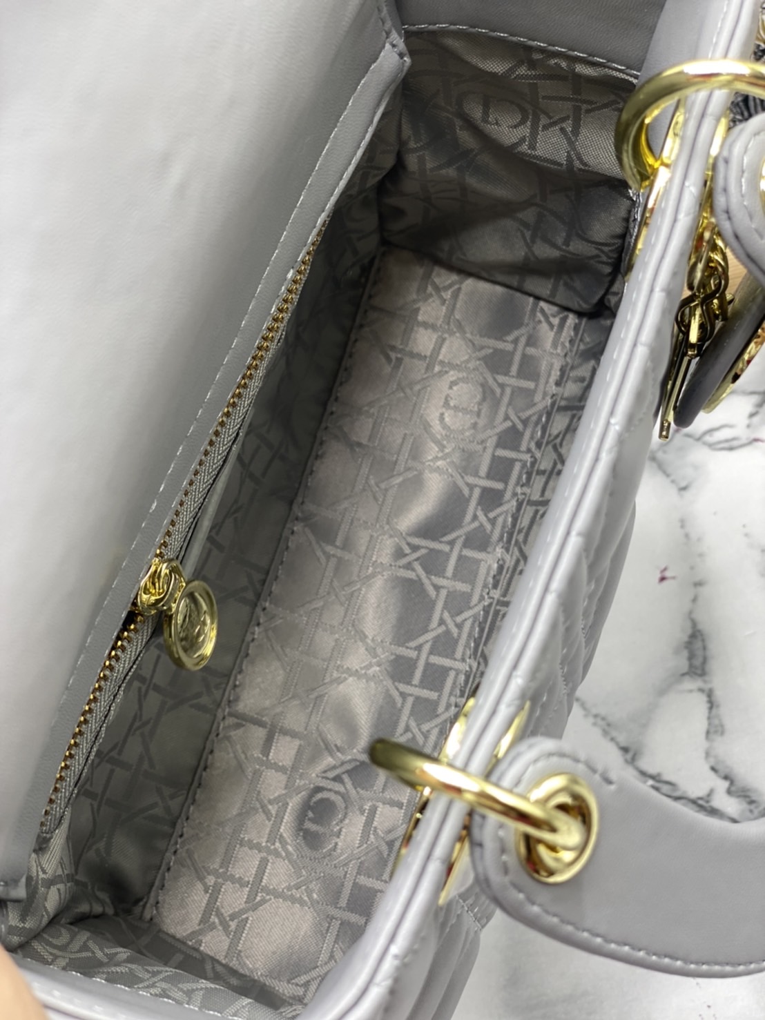 หนังแท้ DIOR LADY BAG 20cm ความสง่างามอีกหนึ่งรุ่นของ Dior รูปทรงสีเหลียม ขนาดกระทัดรัด ตั้งอยู่ทรง ฐานกระเป๋าแข็งแรง มีหมุดรองฐาน ดีไซน์ที่มีเอกลักษณ์เฉพาะตัว ด้านหน้าตกแต่งด้วยตัวอักษร D.I.R ห้อยเป็นพวงกุญแจ จะถือด้วยมือหรือสะพายไหล่ก็ดูดีมากๆ ค่ะ