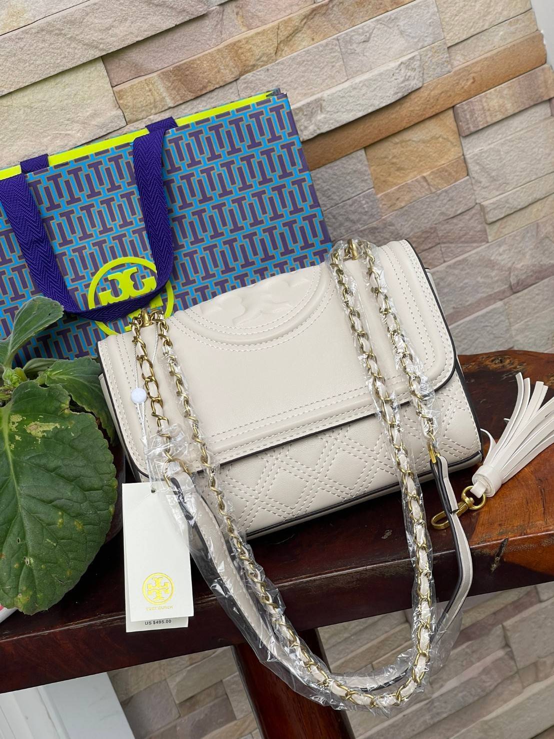 TORY BURCH Fleming Convertible Shoulder Bag ดีไซน์น่ารัก ดูแพงไม่เป็นรองใคร ใช้ได้ทั้งทั่วไปและออกงาน สาว ๆ คนไหนที่กำลังมองหากระเป๋าสะพายไหล่น่ารัก ๆ สักใบที่มีดีไซน์โดดเด่น สะดุดตาล่ะก็ไม่ควรพลาดกับ Collection นี้เลยค่ะ เพราะ Fleming นั้นเป็นรุ่นที่เรีย