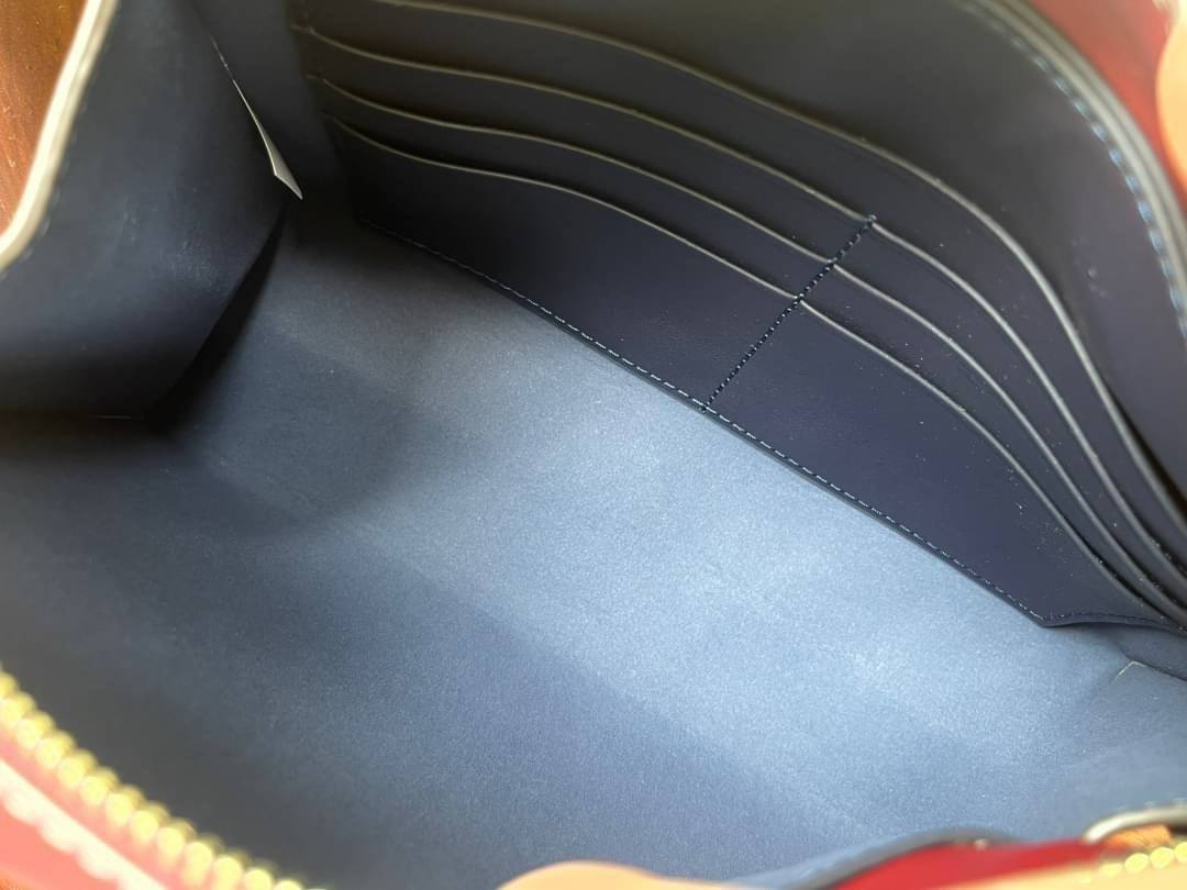 Tory burch t monogram jacquard mini pouchette ปังไม่หยุดกับลวดลาย T Monogram ที่มารังสรรค์ลงบนไอเท็มต่างๆ ในคอลเล็กชั่นต่างๆ สำหรับในรุ่นนี้มาในทรง mini pouchette ที่ได้ดีไซน์น่ารักๆแบบลุคช์ไฮโซ ที่สามารถปรับสายสั้นยาวได้ด้วยกระดุมสแน็ป ต่างออกไปกับคอลเลค