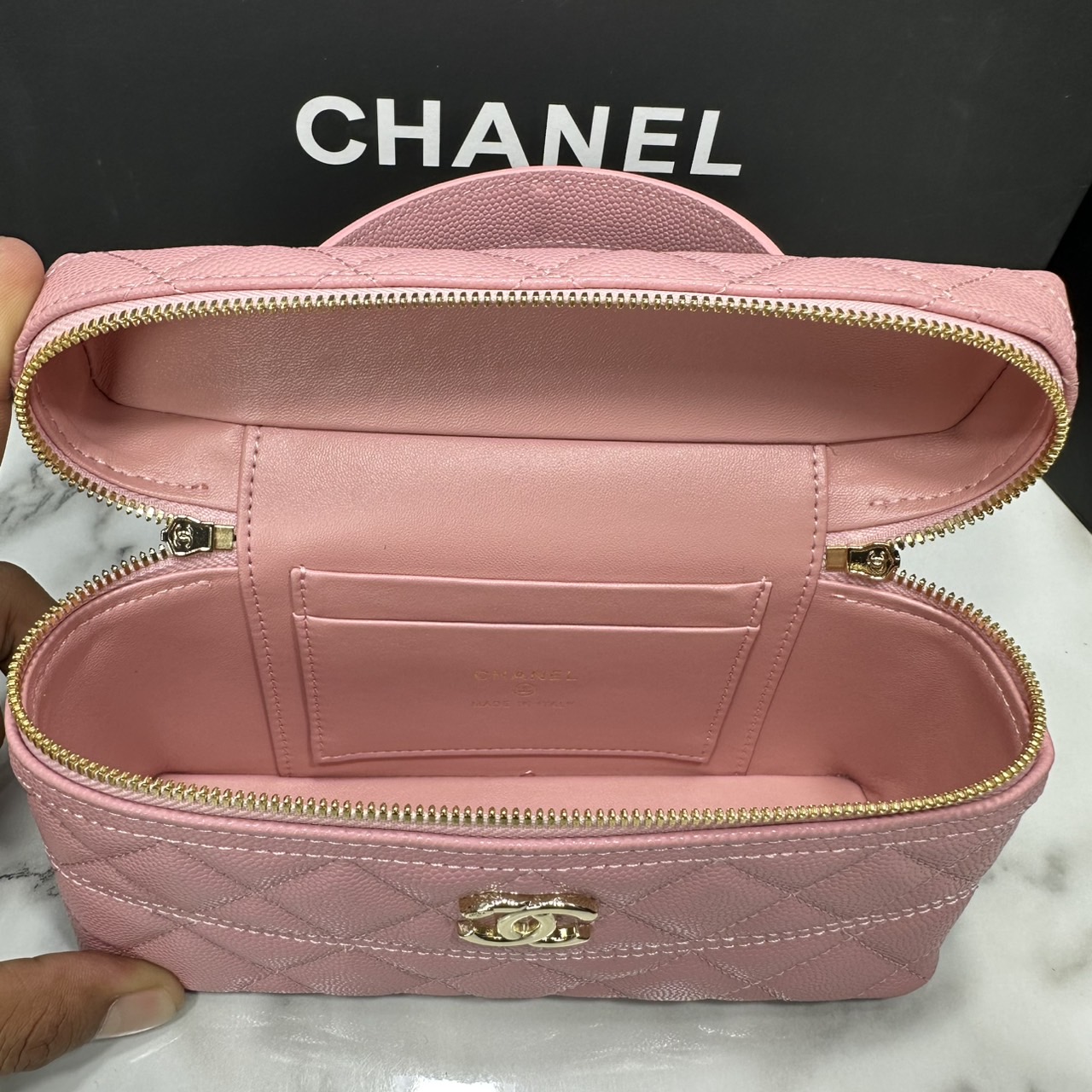 ORI หนังแท้ | CHANEL Long vanity with chain กระเป๋าสะพายรุ่นวานิตี้รุ่นใหม่ล่าสุด ดีไซน์ใหม่รูปทรงคลาสสิค หูจับแต่งโลโก้สวยหรู สายสะพายข้างเป็นโซ่ถอดได้