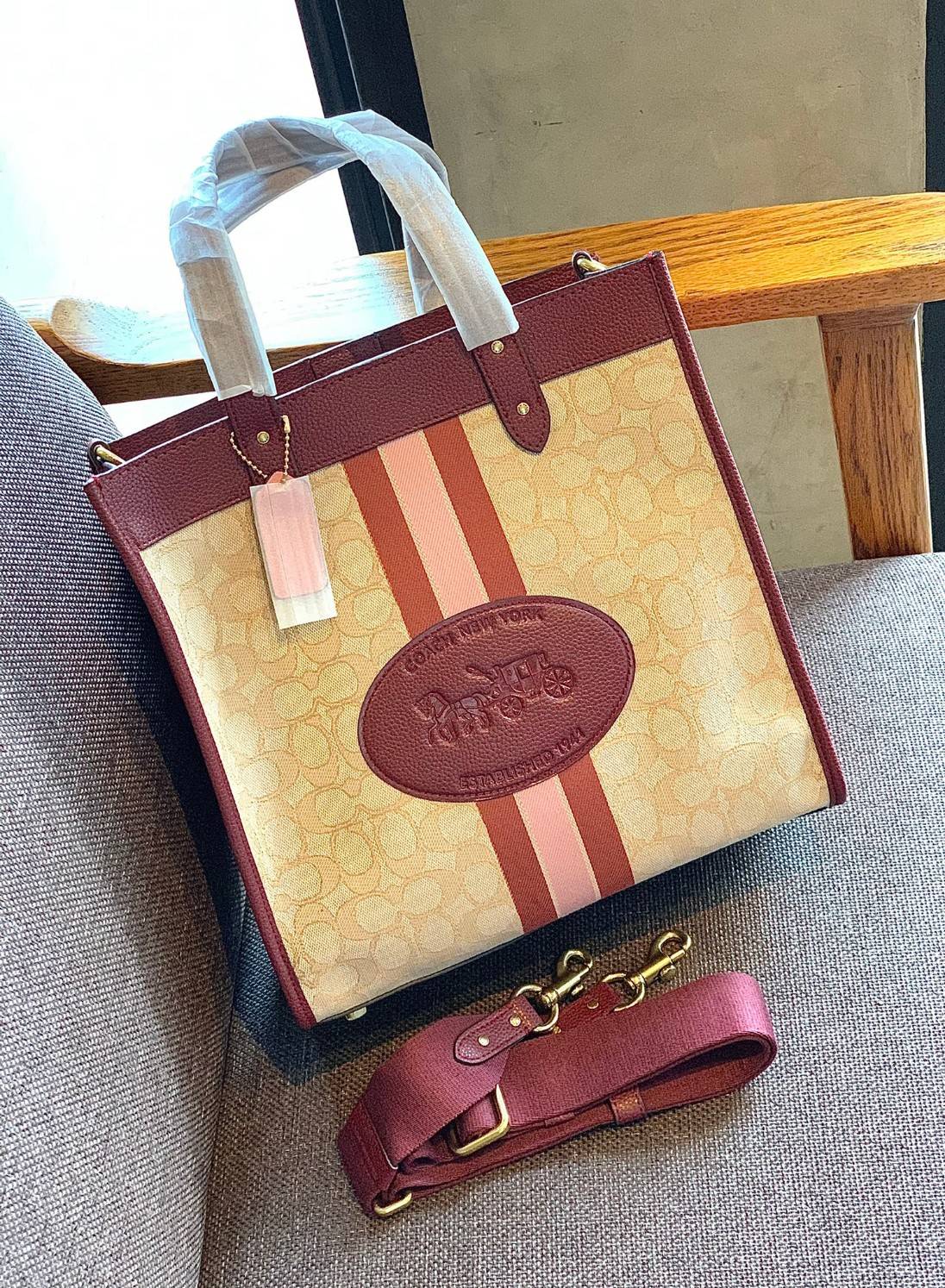 Coach 5868 Field Tote In Signature Jacquard With Horse And Carriage Prints 📣พร้อมส่ง ยังไม่เข้าไทยจ้าา!! กระเป๋าทรงTote สูง ใบใหญ่ วัสดุJacquard+หนังแท้ อย่างดี ได้ลงตัวแมทกันสวยงามมากๆค่ะ ด้านหน้าตัดแทบสีตรงกลางยาวลงมาบวกกับป้ายแบรนด์หนังตัวใหญ่ด