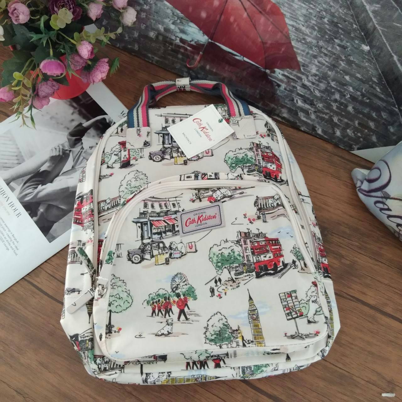 Cath Kidston Backpack Bag - กระเป๋าเป้ สไตล์วินเทจสุดฮิต - เปิด/ปิดกระเป๋าด้วยซิปรอบ - ภายใน มีช่องซิปใหญ่ใส่ของ 2 ช่อง จุของได้เยอะ - ด้านหน้ามีช่องซิปเล็ก 1 ช่อง