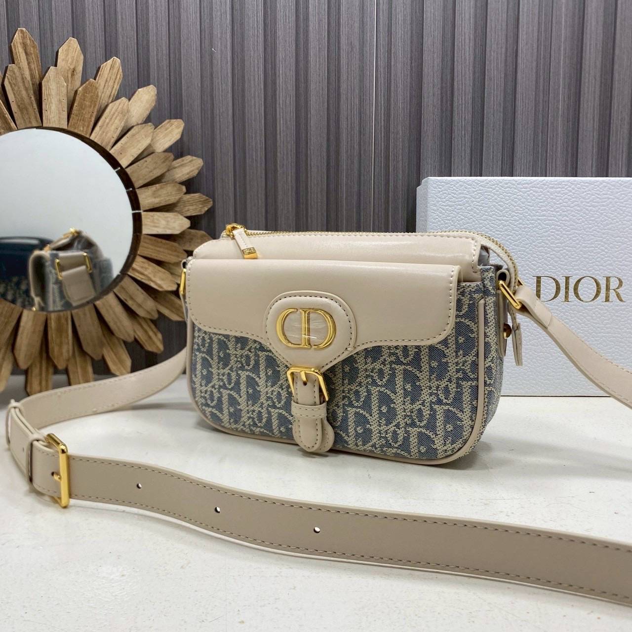 ORI หนังแท้ | DIOR Small 30 Montaigne Pocket Bag กระเป๋าสะพาย รุ่นใหม่สําหรับ Fall 2025 โดดเด่นด้วยลายเส้นอันงดงามและขนาดที่กะทัดรัด