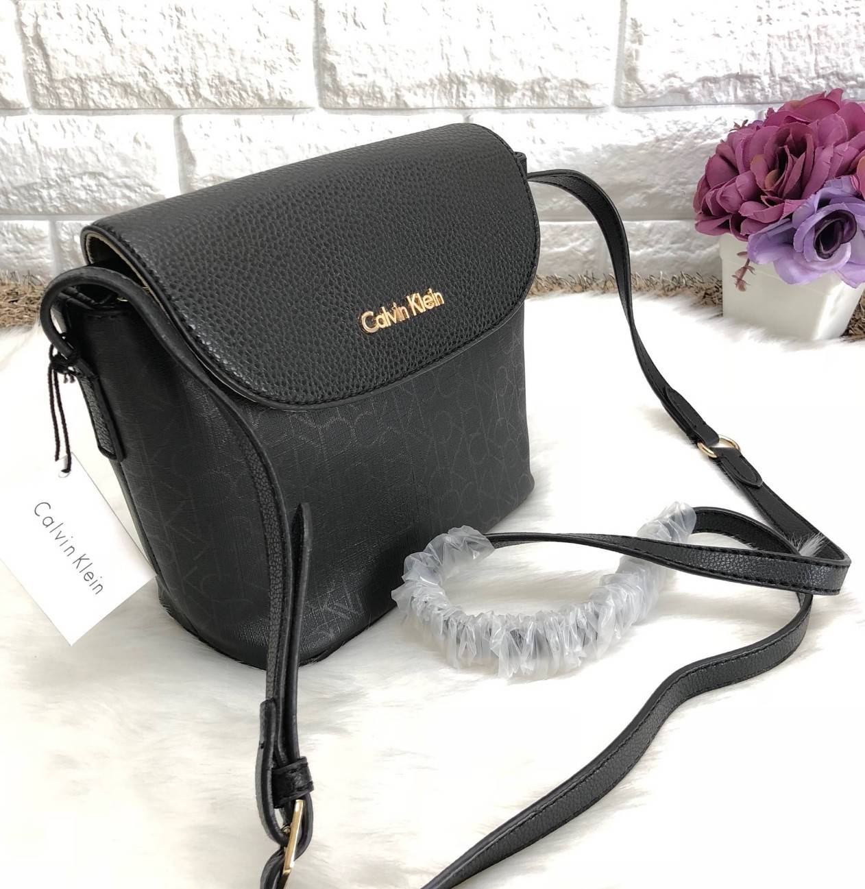 CALVIN KLEIN CROSSBODY BAG กระเป๋าสะพาย cross body วัสดุหนังผสมสัมผัสนิ่ม ขนาดกระทัดรัด ตัวกระเป๋าลายแบรนด์ทั้งใบ ฝาปิดมีโลโก้แบรนด์ เปิดออกมามีซิปปิดปากกระเป๋า ภายในโล่ง สามารถใส่ กปต.ใบขนาดปกติได้ มือถือได้ทุกรุ่น มีช่องเล็กให้ใส่ของจุกจิก พร้อมสายสะพาย