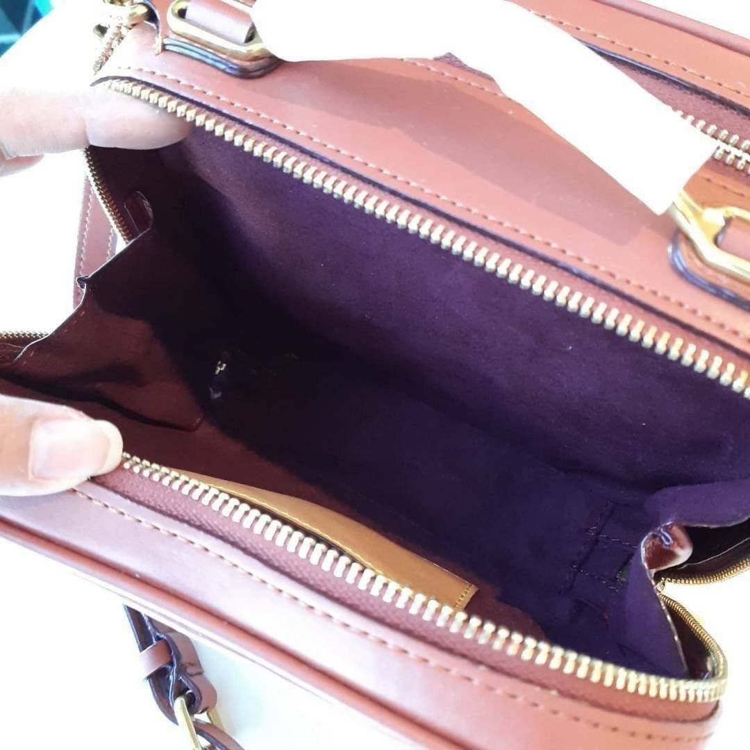 COACH 703 RILEY LUNCHBOX BAG IN SIGNATURE CANVAS กระเป๋า crossbody ทรงกล่องอยู่ทรง ดูแพง วัสดุหนังแคนวาสเคลือบลาย ตัดด้วยอะไหล่ทองเหลือง สวยเข้ากันสุดๆ!! มีช่องหลัก 2 ฝั่ง เปิด-ปิดด้วยซิป ใบนี้สะพายแล้วโดดเด่น ถ่ายรูปขึ้นกล้องแน่นอนจ้า Best item!!