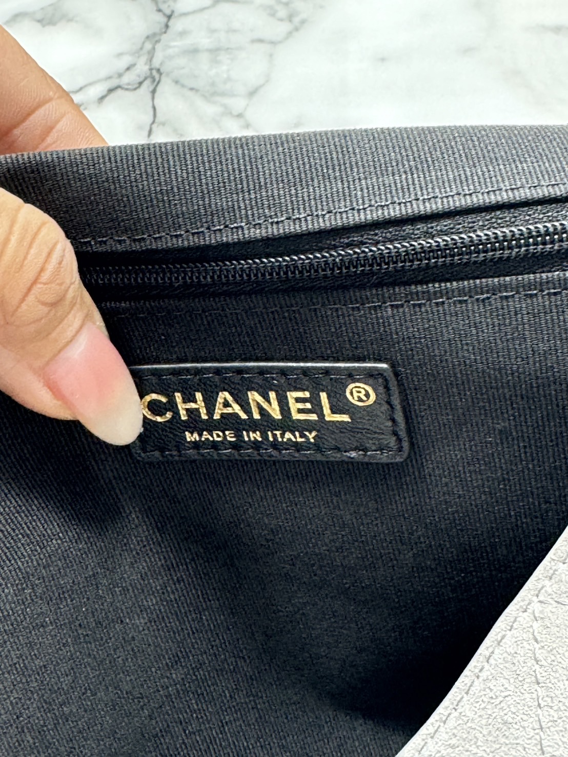 ORI หนังแท้ | CHANEL Shopping Bag 25A Suede Bag กระเป๋าช้อปปิ้งทรงโท้ทหนังกลับสีทูโทน ในคอล Métiers Dart 2024/25 ดีไซน์ใหม่หนังกำมะหยี่โทนเทา ใช้งานง่าย สวยหรูดูแพง