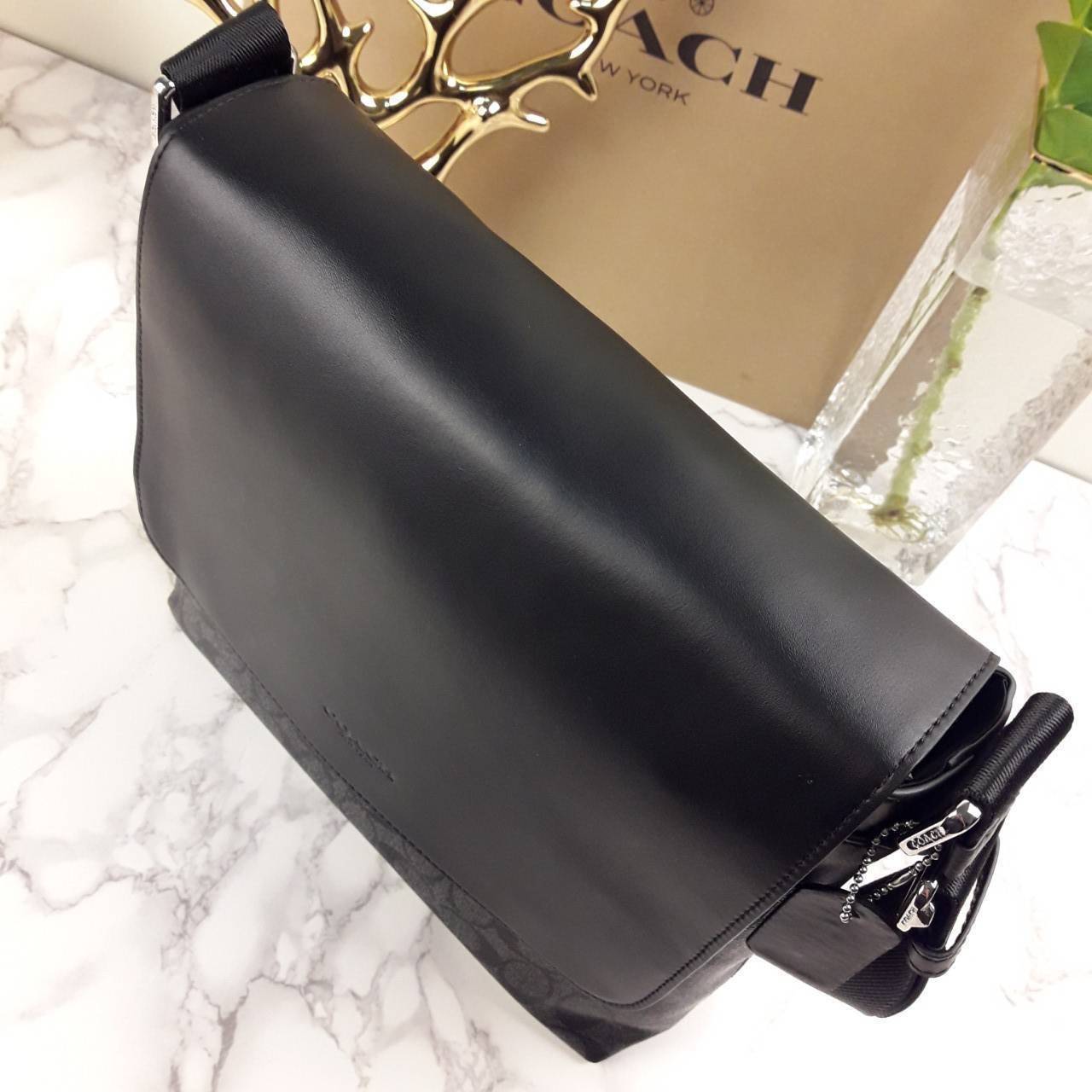 COACH CHARLES SMALL MESSENGER IN SIGNATURE (F54771)🌲ทั้งหล่อ ทั้งเท่มากๆขนาดนี้ ไม่ควรพลาด !! //สะพายข้างใบใหญ่ Unisex ใช้ได้ทั้งชายและหญิง // วัสดุแคนวาส ผสมหนังแท้อย่างดี อยู่ทรงสวย คุณภาพสุดๆ ฝาเปิดกระเป๋า ล็อคด้วยตัวล็อคแม่เหล็ก แน่นหนามากๆ ช่