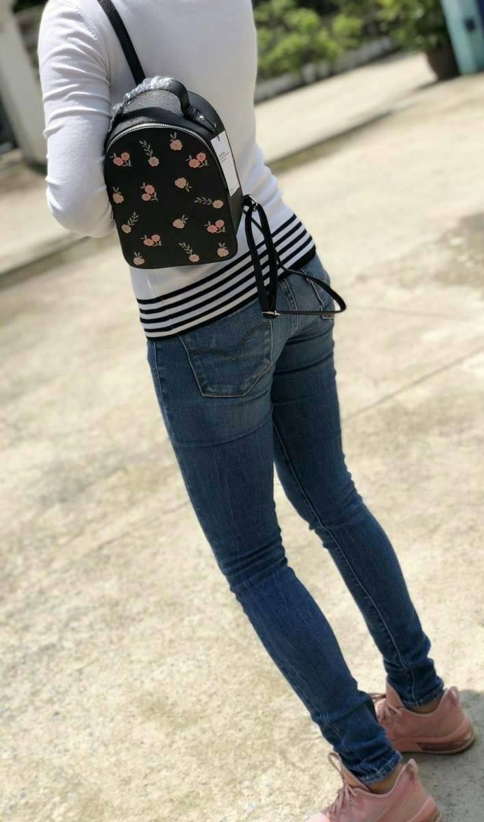Bershka backpack bag ✔️รุ่นหายากค่ะ กระเป๋าสะพายหลัง หนังซาฟเฟียโน่ ด้านหน้าปักรูปดอกไม้ งานปักเน้นๆ สวยงามมากๆค่ะ เปิดปิดกระเป๋าแบบซิป ภายในโล่ง ใส่ของได้จุนะค่ะ สายสะพายด้านหลังเลื่อนปรับฟรีไซด์ค่ะ รุ่นนี้ขนาดกำลังดี น้ำหนักเบา ใบจริงน่ารักน่าใช้