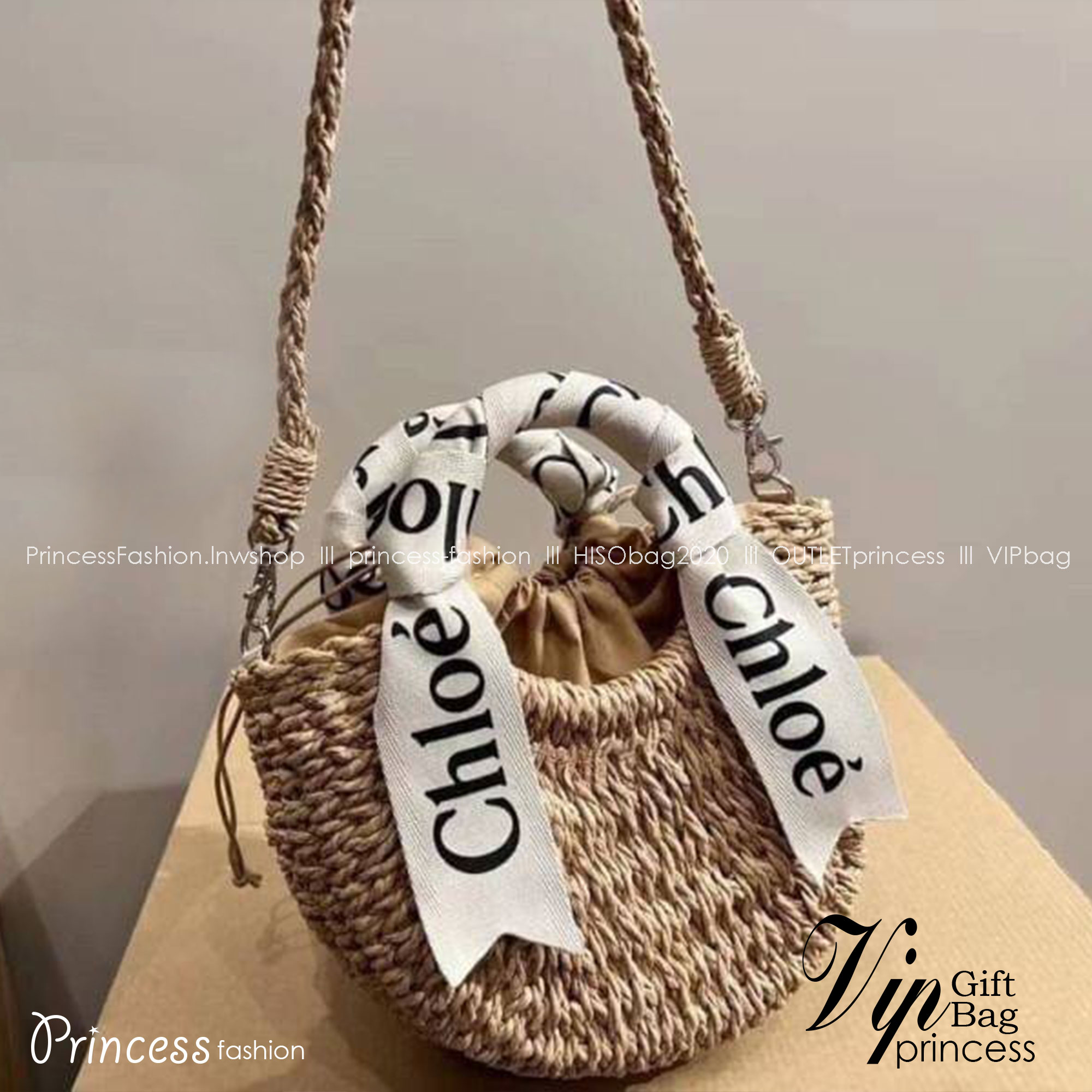 Chloe Straw Handbag Summer Beach Weave / CHLOE woody basket mini bag 8" กระเป๋าสานสไตล์มินิมอล ซับในผ้าอย่างดี มาพร้อมผ้าผูกหูกระเป๋า สวยลงตัวรุ่นนี้ไม่ควรพลาดน้า สวยปังไม่ไหว ภาพสินค้าถ่ายจากงานขายจริง น่ารักมากค่ะ