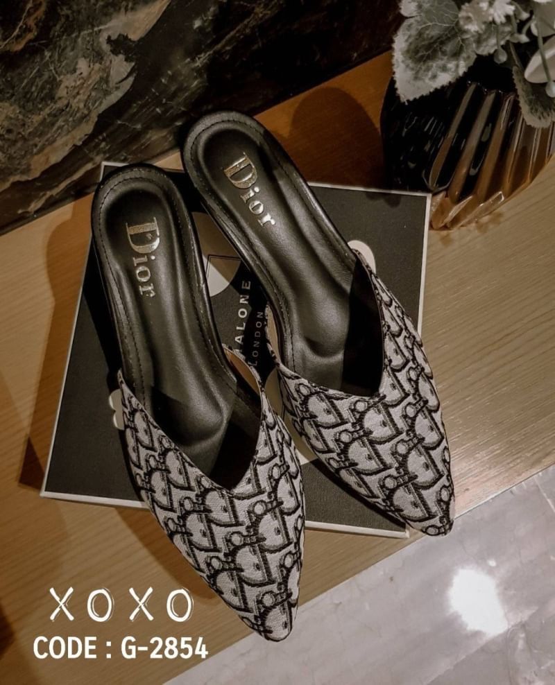 Dior Mid Heel รองเท้าส้นกลาง 2.5" กำลังใส่สบายหน้าทรงวี รุ่นนี้ใส่แล้วขาดูเรียวยาวมีมิติ วัสดุผ้าลายแบรนด์ น้ำหนักเบา สวย เก๋