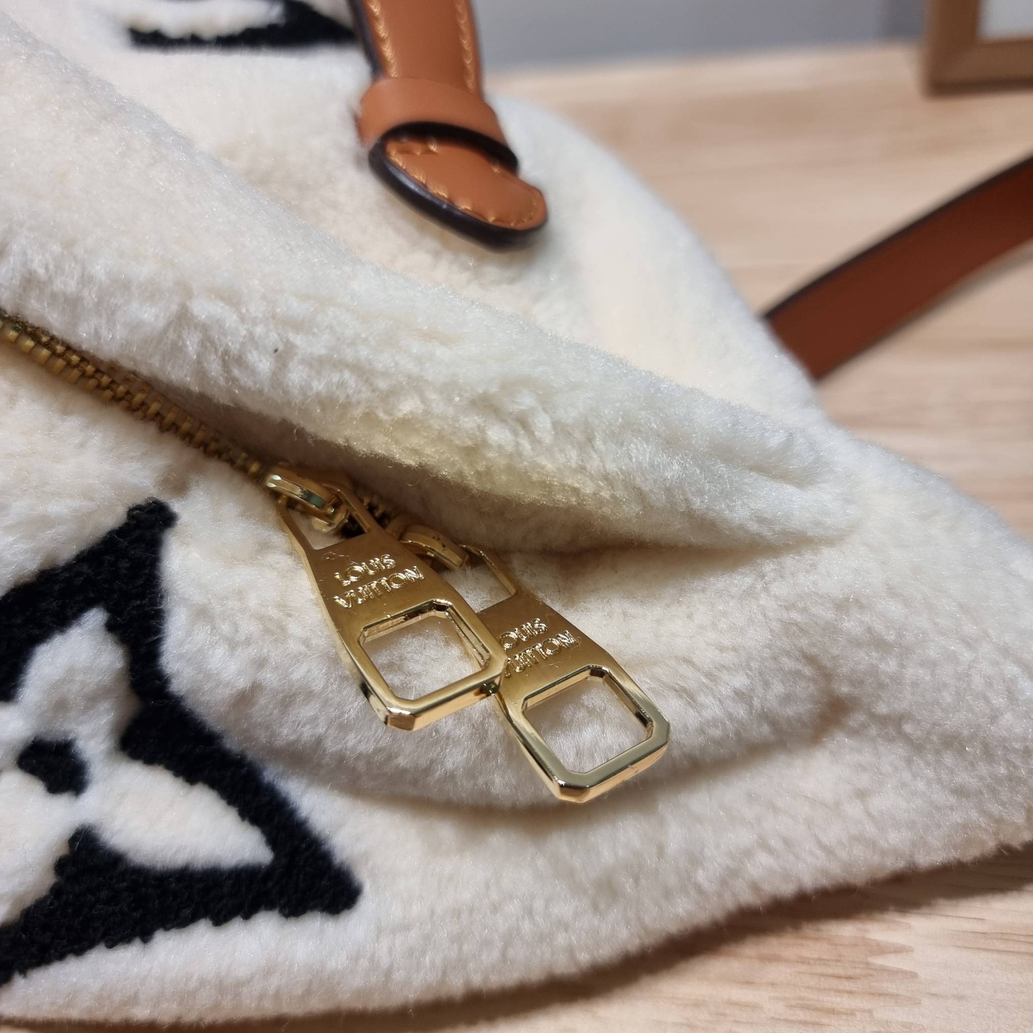 LV BUM BAG MONOGRAM TEDDY FLEECE / LV Teddy Limited Edition Bumbag ไอเท็มที่ต้องมี กับกระเป๋าคาดอก ดีไซน์เอกลักษณ์ โดดเด่นด้วยจัมโบ้ฟ้อนท์สีตัดกับตัวกระเป๋า เปิด-ปิดด้วยซิป ภายในเป็นช่องโล่ง โดยตัวกระเป๋าจะมีหูจับในตัว และสายสะพายที่สามารถปรับได้ตามตัว รุ