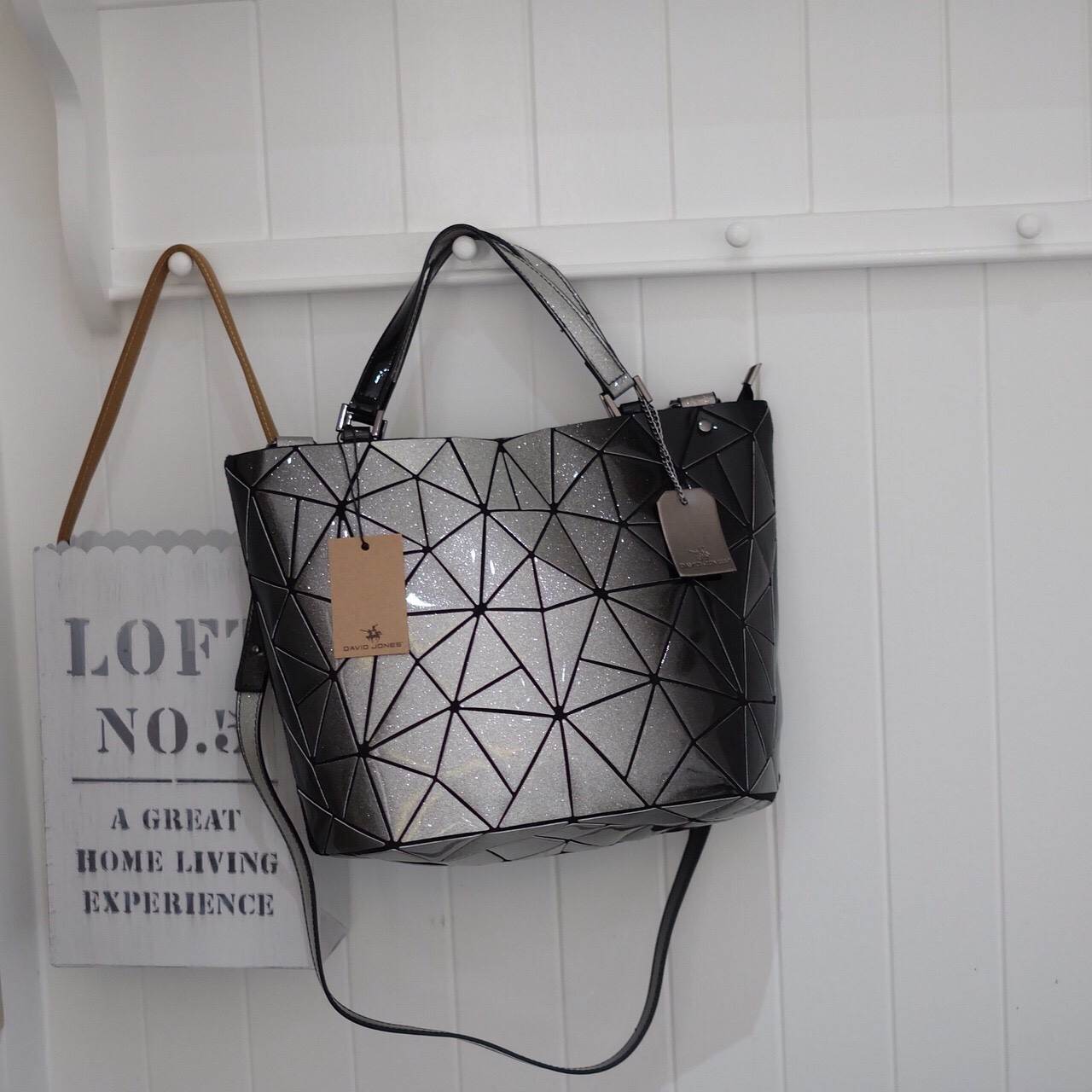 ใหม่ ล่าสุด Mix shade colors !! Tone สี Limited พิเศษที่ สวยไม่ซ้ำใคร แถมยังลาย หายาก ❤️ปรับทรงได้ 2 แบบ น่ารักมาก ค่า ( เนื่องจากสีเฟด ดังนั้นแต่ละใบลายสีอาจจะมีความแตกต่างกัน ) แต่ยังคงสวย แน่นอนค่า 👉🏻👉🏻กระเป๋า จาก