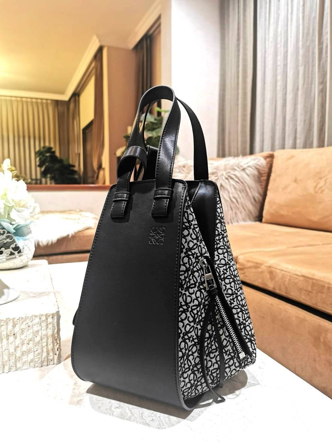 LOEWE ANAGRAM SHOULDER BAG รุ่นหายากสุดเลอค่าวัสดุ Anagram Canvas ตัดหนังแท้ Calfskin สุดคลาสสิค ขนาดกำลังดี น้ำหนักเบา ภายในโล่งกว้างและจุ ใส่กล้อง มือถือ ของใช้ได้เยอะ มาพร้อมหูสั้นหนังแท้หิ้วถนัดมือและสายหนังยาวสะพายไหล่หรือ Crossbody ก็ดูดี ตัวจริงสวย