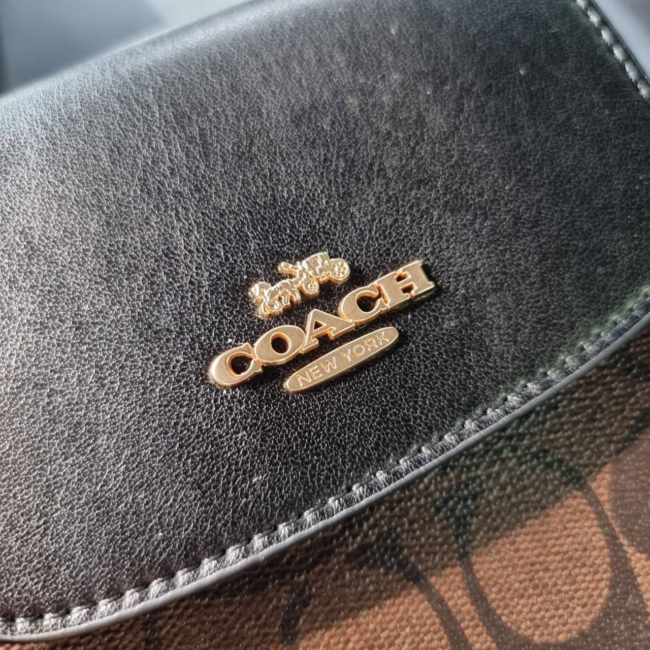 COACH 3051 RACHEL PHONE CROSSBODY IN SIGNATURE CANVAS HOT ITEM!! กระเป๋าสะพาย case phone ต้องมา ให้คุณพกพา gadget ล้ำไปได้ทุกที่ ใส่โทรศัพท์มือถือได้ทุกรุ่น ดีไซน์ใหญ่กว่าเดิม และยังมีช่องเก็บบัตรให้เพิ่มไปอีก ดีไซน์ลายซีคลาสสิค วัสดุหนังแคนวาส เปิด-ปิดด้