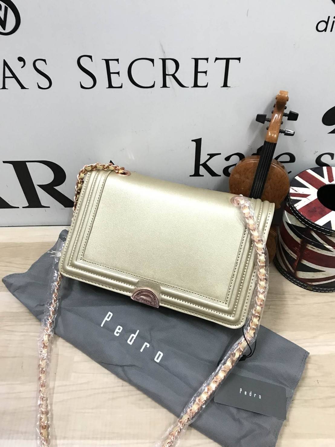 Pedro Velvet Tassel shoulder Bag รุ่นใหม่ชนช้อป!! จากแบรนด์ในเครือ charles&keith กระเป๋าสะพายข้างทรงกล่อง ตั้งอยู่ทรง สายสะพายโซ่ร้อยหนัง อะไหล่ทองทั้งใบ ด้านข้างประดับพู่สุดหรูสามารถสะพายได้ทั้งสายเดี่ยวและสายคู่ ภายในมีช่องซิปแยก สามารถใส่กระเป๋าสตางค์ท