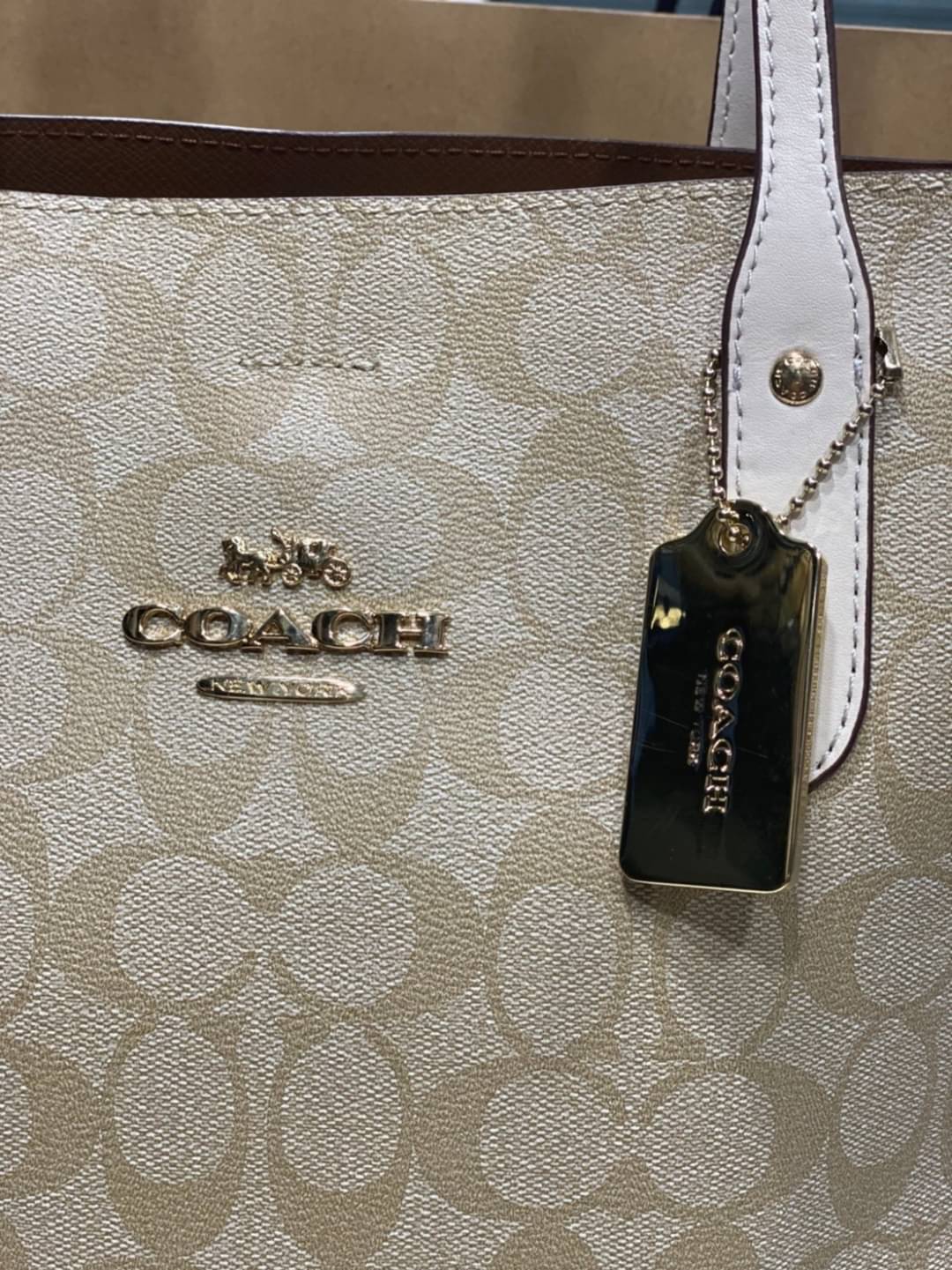 รุ่นยอดนิยม COACH TOWNTOTE IN SIGNATURE CANVAS F76636 กลับใช้ได้ทั้งสองด้าน ใบขนาดใหญ่จุใจ ใส่ของได้เยอะมากกก เป็นรุ่นที่สวยตลอดกาล ควรมีติดตู้ไว้เลยค่าา