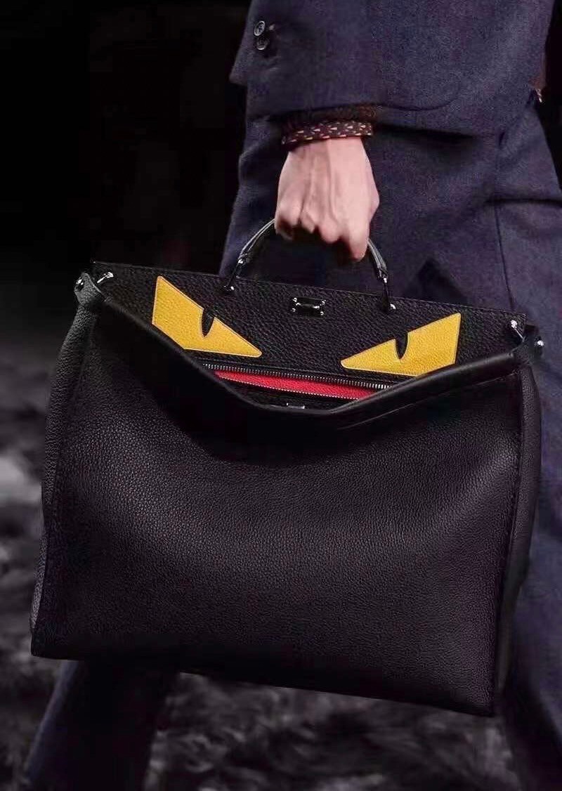 FENDI Monster Bag 30cm หนังคาเวียร์ เกรดเทพออริจินอล กระเป๋ายอดนิยมของแบรนด์ ดีไซน์สวยเรียบหรูแฝงด้วยความเก๋ สามารถสะพายหรือถือ เหมาะสมกับวัยรุ่น สะดวกในการพกพาไม่ว่าสาว ๆ จะไปเที่ยวต่างจังหวัด ต่างประเทศหรือแม้กระทั่งทำกิจกรรมแอดเวนเจอร์ต่าง ๆ ก็ไม่ทำให้