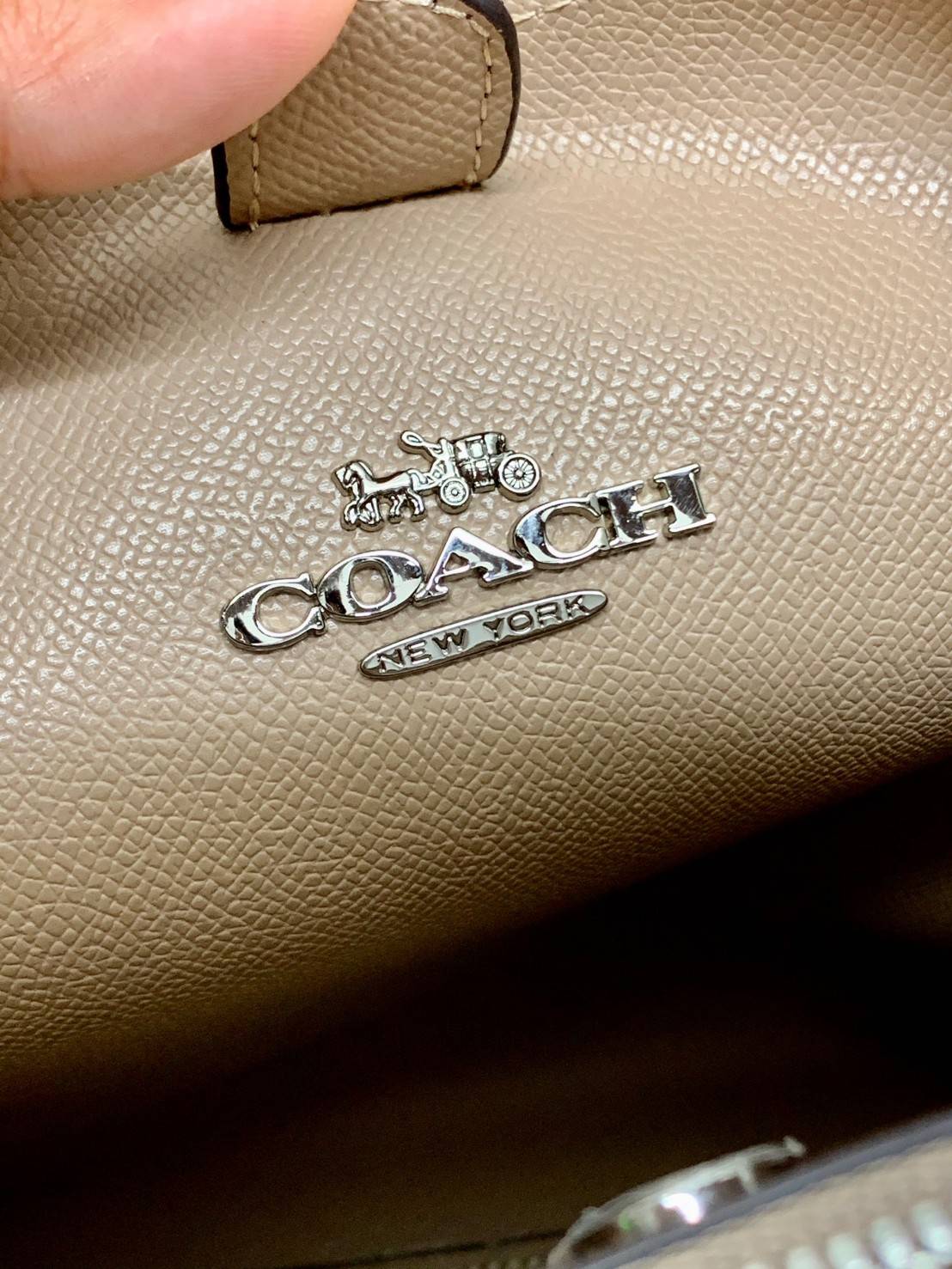 COACH TOWN BUCKET BAG WITH HORSE AND CARRIAGE PRINT ((2081-236)) 🔺กลับมาแล้ว ตามคำเรียกร้องค่ะ! กระเป๋าคล้องไหล่//สะพายข้างได้ วัสดุ pvc อย่างดี หนังนิ่มป่องพองตัวสวยงาม ลายรถม้าทั้งใบค่ะ ภายในกระเป๋าแบ่งเป็น2ช่องหลัก เปิดปิดแบบกระดุมแม่เหล็ก ภายใ