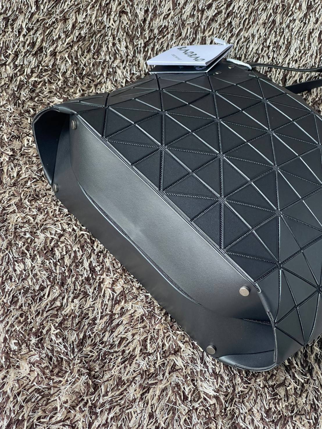 Bao Bao Issey Miyake ROCK MATTE ซีรีส์นี้จะเป็นทรงสี่เหลี่ยมผืนผ้า มีซิปปิดด้านบน ถือเป็นรุ่นที่เหมาะกับการใช้งานในชีวิตประจำวัน สามารถพับมุมและบริเวณด้านล่างของกระเป๋าเพื่อเพิ่มความสะดวกสบายในการใช้งาน ทั้งยังช่วยให้วางกระเป๋าในแนวตั้งได้อีกด้วย แผ่นต่อส