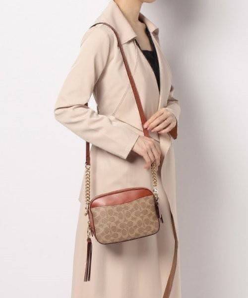 COACH 31208 CAMERA BAG IN SIGNATURE CANVAS รุ่นหายาก กระเป๋า crossbody ทรงกล่องสวยหรู ดีไซน์ลงตัว สีแทนรัสท์โดดเด่น วัสดุหนังแคนวาสเคลือบลาย ตัดด้วยอะไหล่ทองเหลือง สวยเข้ากันสุดๆ!! เปิด-ปิดกระเป๋าด้วยซิปพวงหนัง ภายในโล่งกว้าง ใส่ของสำคัญได้ครบ ใบนี้ใบเดีย