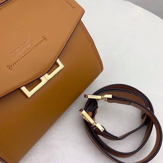 หนังแท้ Givenchy Mini Mystic Calfskin Leather Satchel / Givenchy Top Handle Bag กระเป๋ารุ่นใบใหม่จากแบรนด์หรู การออกแบบเชิงมุมโดดเด่นด้วยแผ่นปิดสามเหลี่ยมที่มีรายละเอียดพร้อมการปิดด้วยแม่เหล็ก double-G พกติดตัวไว้ที่หูหิ้วด้านบนหรือสวมสายสะพายทรงเรียวเพื่