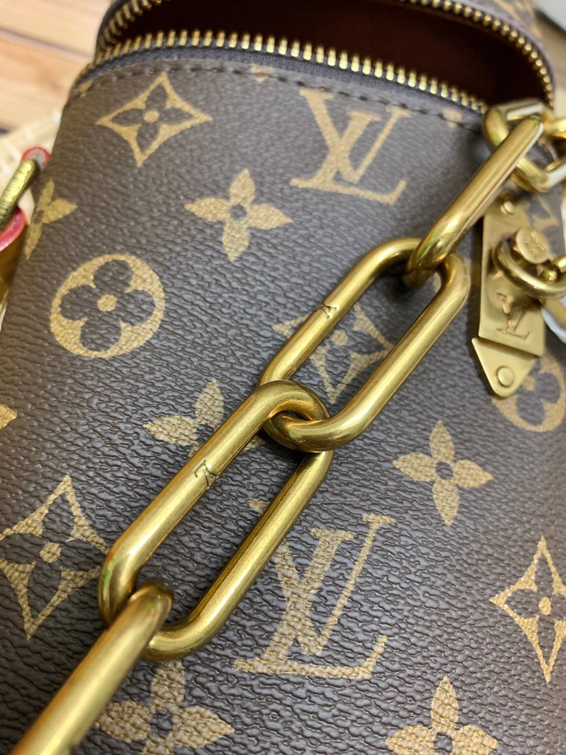 สวยม๊ากก อยากให้มีจริงจ้าา LOUIS VUITTON VIRGIL ABLOH PHONE BOX MONOGRAM BROWN LEGACY BAG 📣พร้อมส่งที่ไทยอีกครั้ง พลาดรอบนี้ รอนานเลยน๊าา! ต้องบอกเลยรุ่นนี้หนุ่มๆสาวๆ ยุคนี้ค่องมีคิดตัวค่าา แค่อะไหล่ก็หรูไปเกินครึ่งแล้วค่าา😁