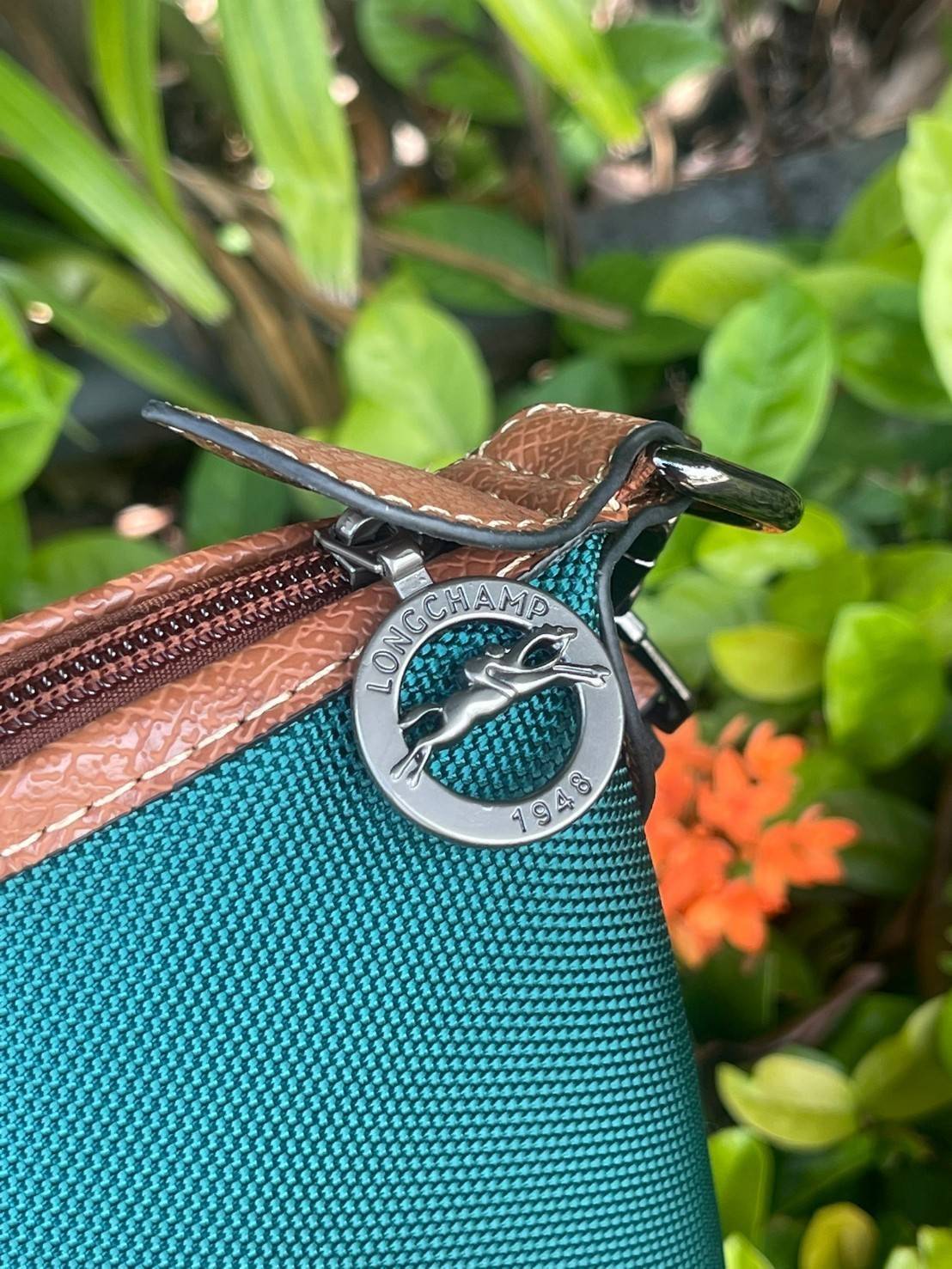 LONGCHAMP BOXFORD TRAVEL BAG L กระเป๋าเดินทางขนาดใหญ่ มาพร้อมสายสะพายที่สามารถถอดได้ ให้คุณเลือกสะพายไหล่หรือถือได้ มีซิปรูดเปิดปิดกระเป๋าที่ให้คุณมั่นใจได้ว่าคุณจัดเก็บไอเท็มของคุณได้อย่างมิดชิด บ็อคฟอร์ด (BOXFORD) สะท้อนความเป็นเอกลักษณ์ของแบรนด์ที่เปี่